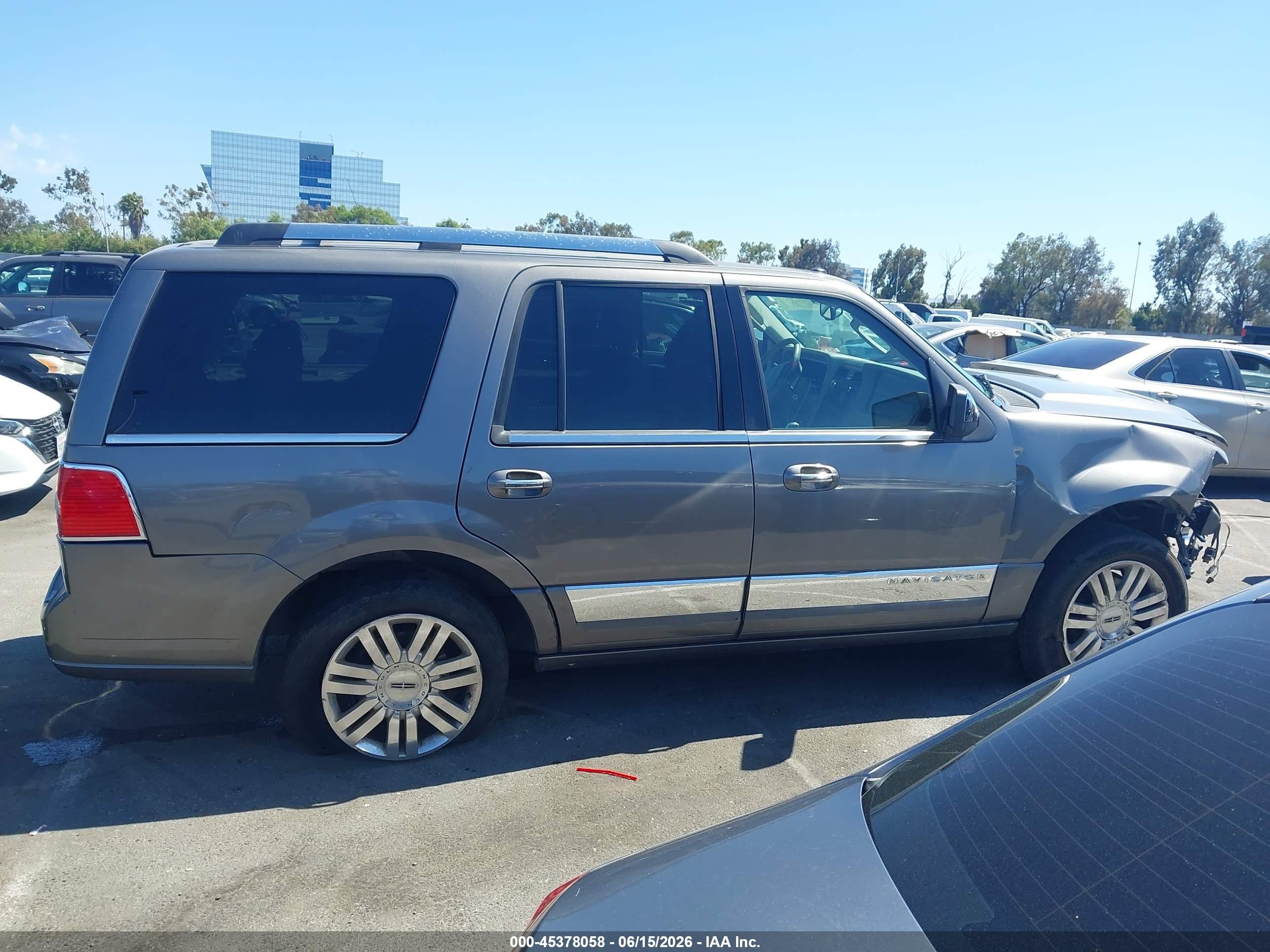 2011 Lincoln Navigator   Gray vin: 5LMJJ2J50BEJ02274