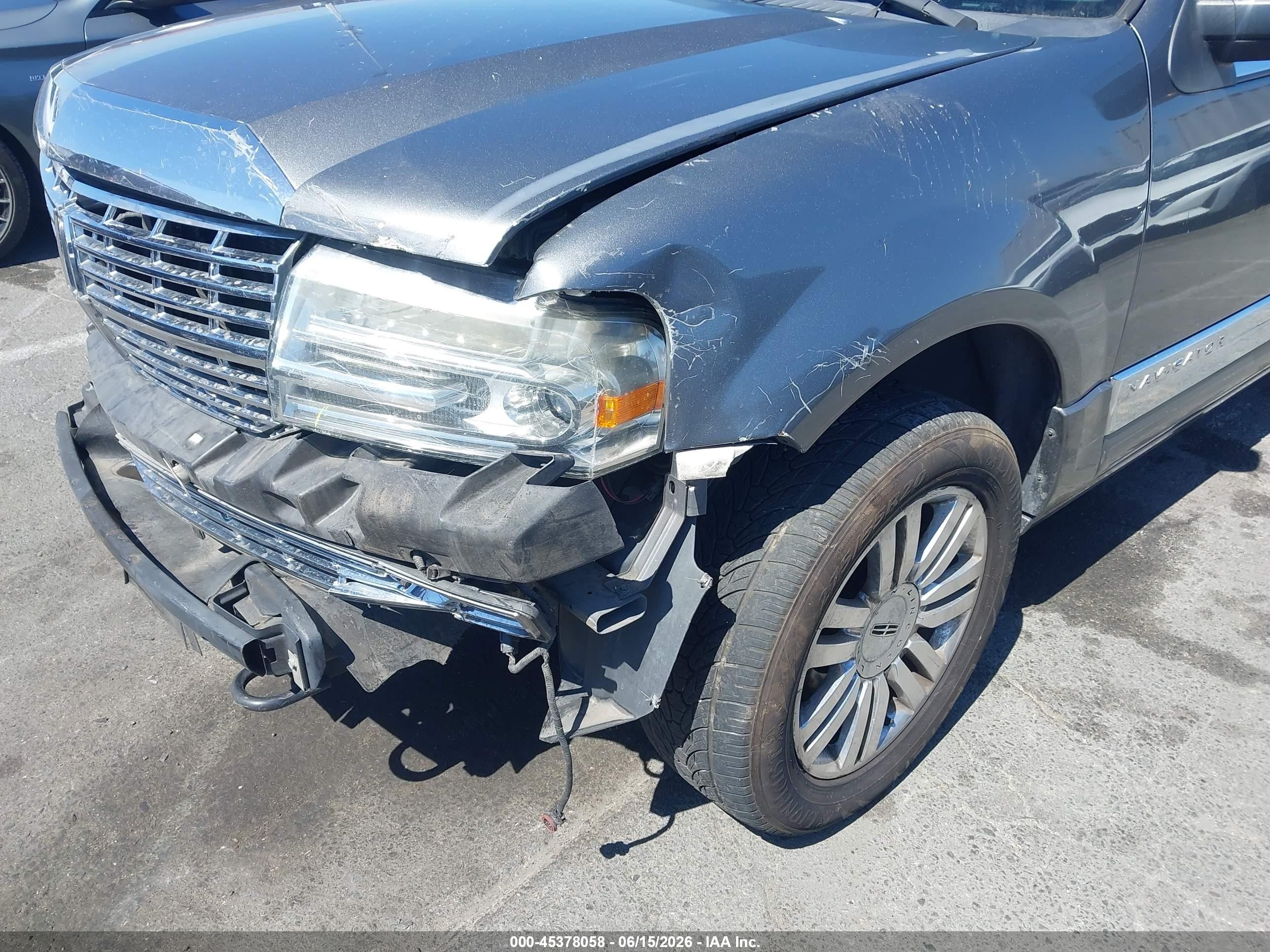 2011 Lincoln Navigator   Gray vin: 5LMJJ2J50BEJ02274