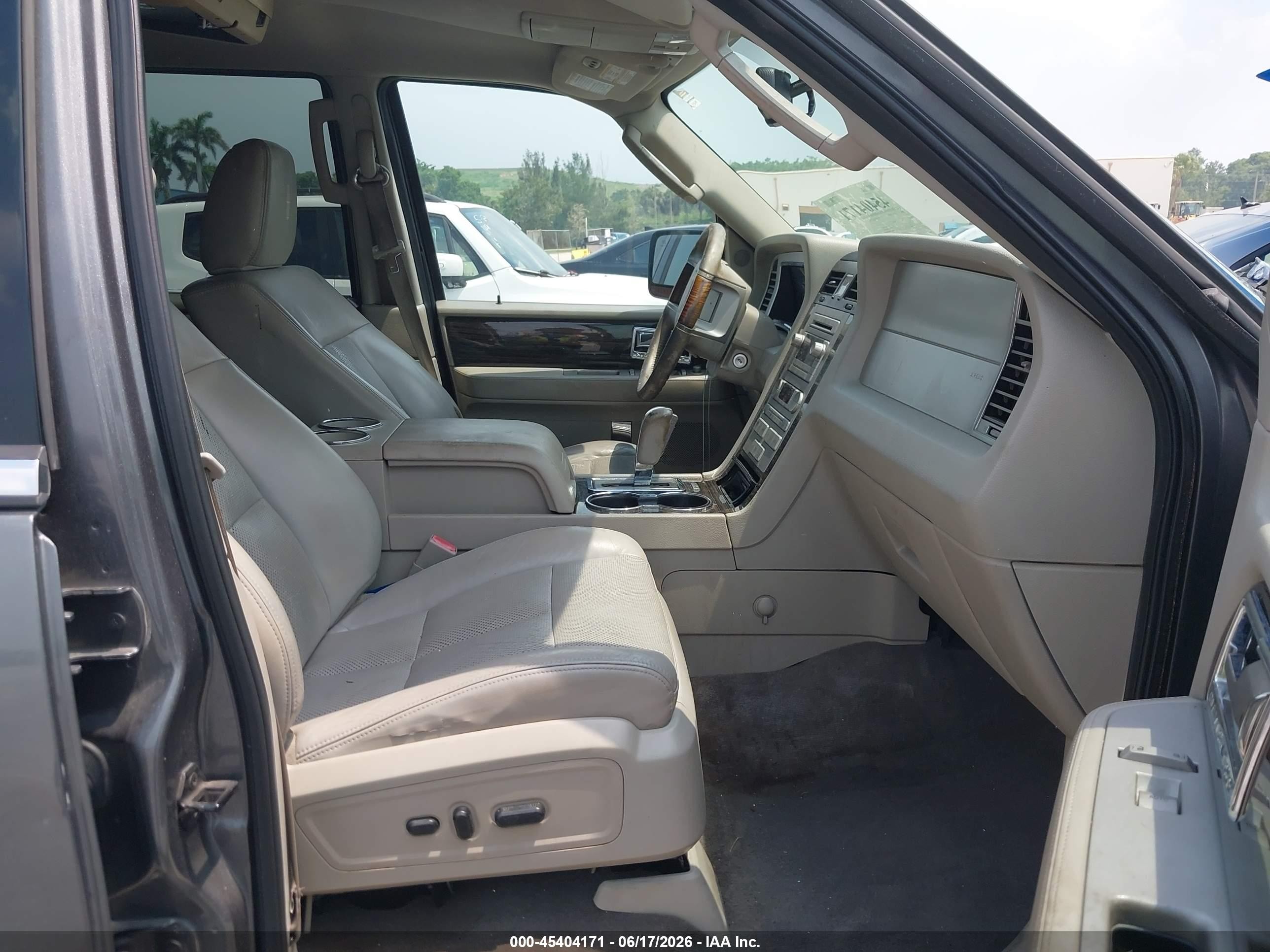 2010 Lincoln Navigator Gray vin: 5LMJJ2J51AEJ07353