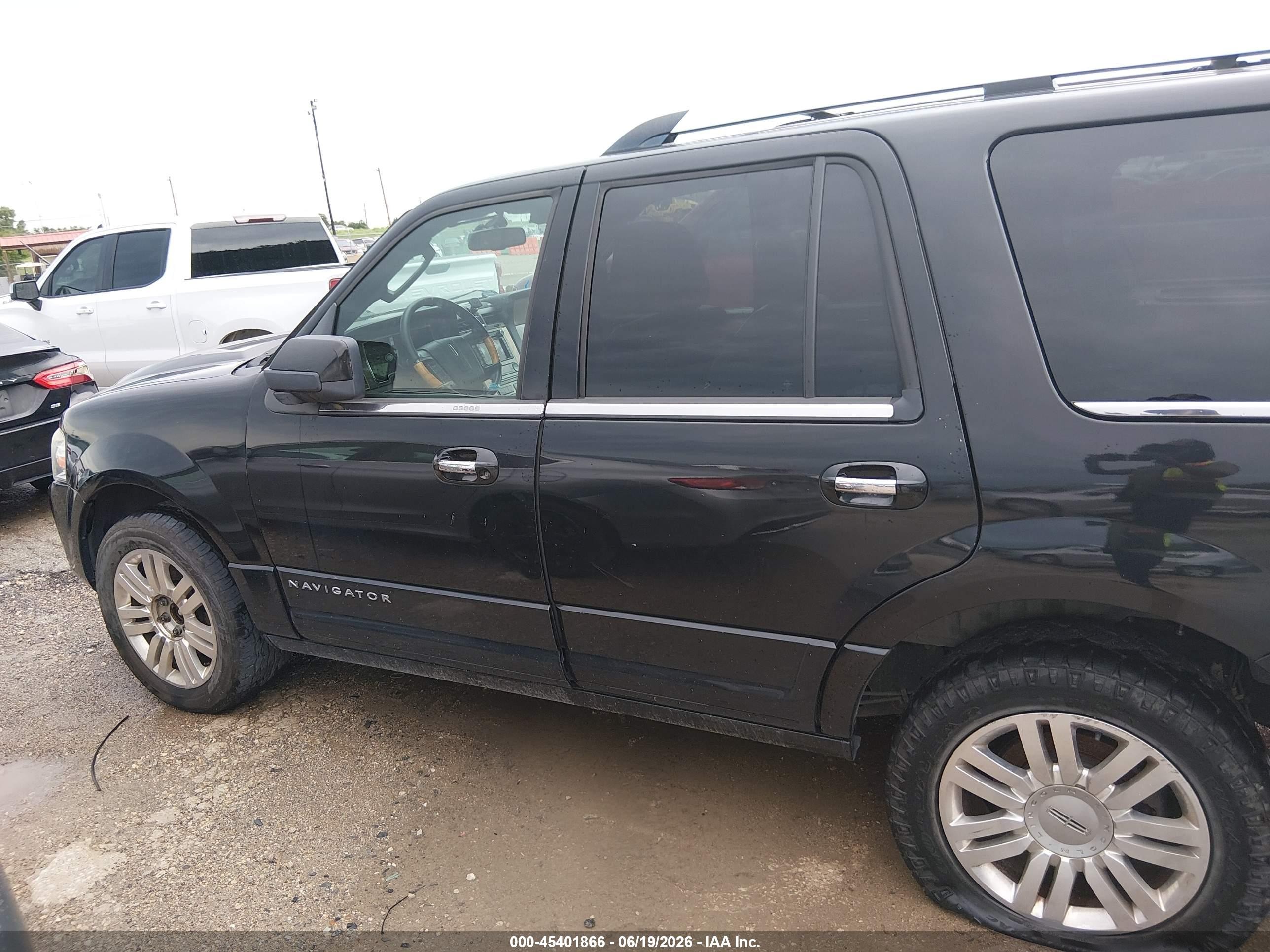 2011 Lincoln Navigator   Black vin: 5LMJJ2J51BEJ04681
