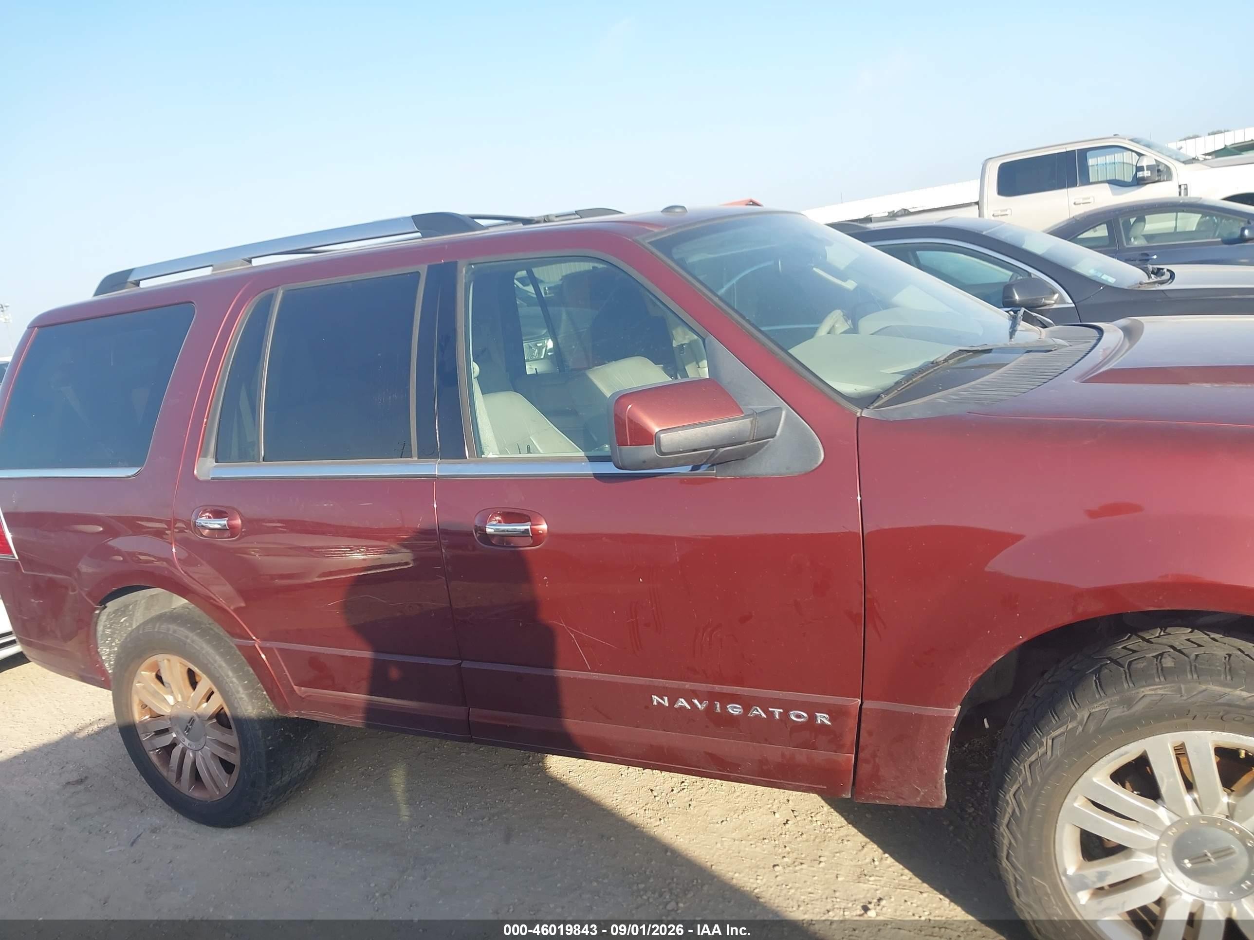 2012 Lincoln Navigator   Burgundy vin: 5LMJJ2J51CEL01139