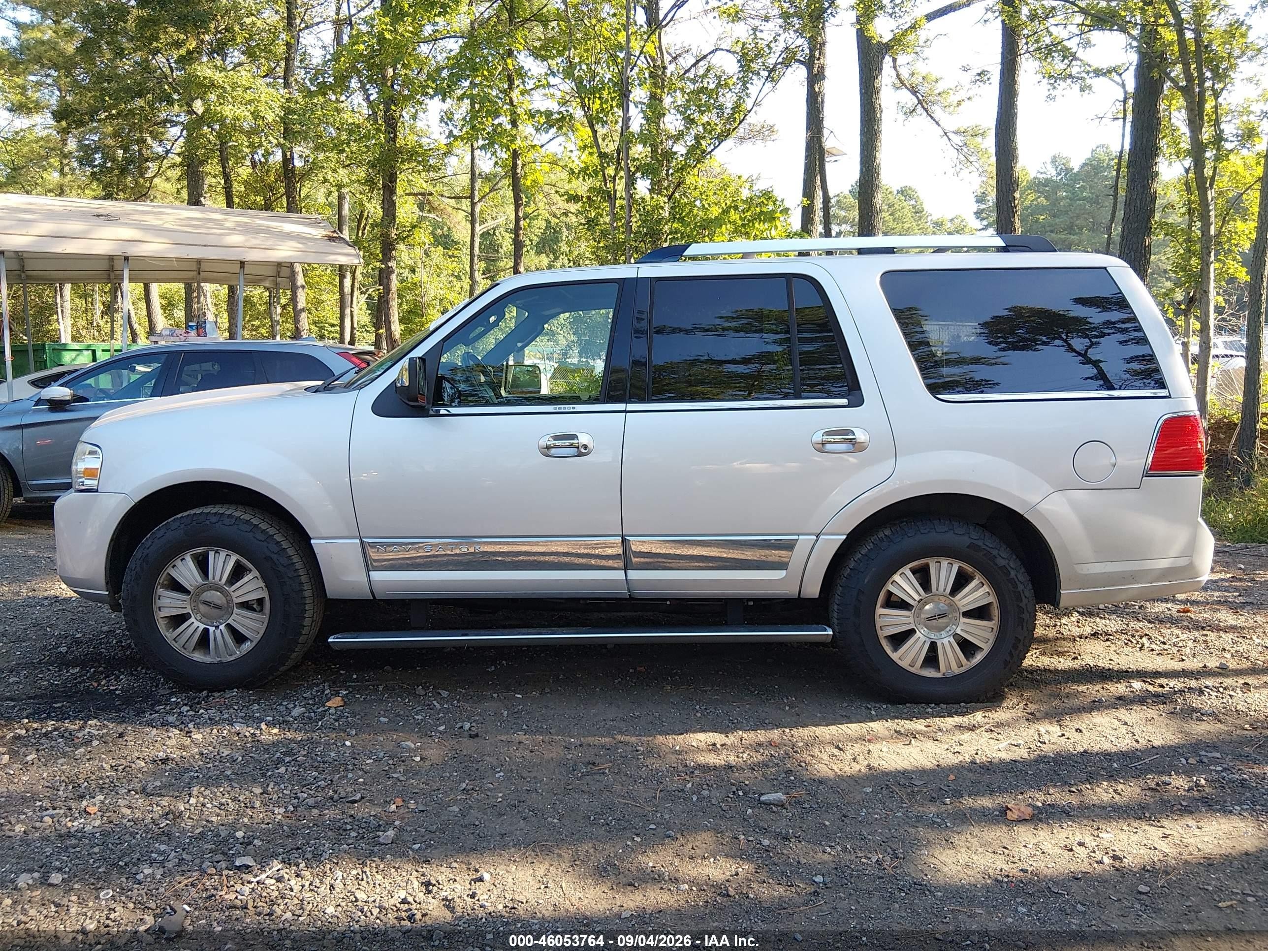 2014 Lincoln Navigator   Silver vin: 5LMJJ2J51EEL02598
