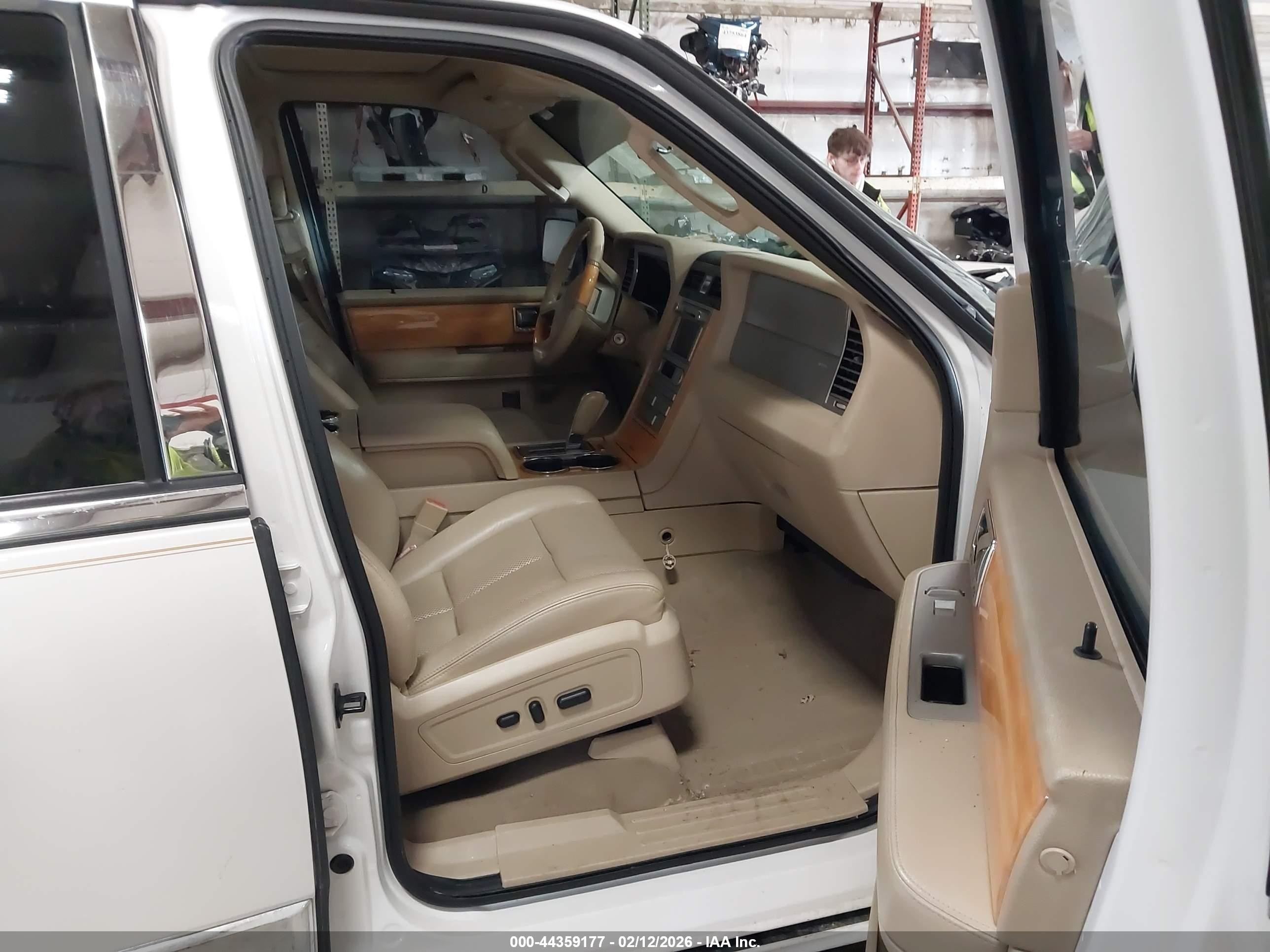 2010 Lincoln Navigator   White vin: 5LMJJ2J52AEJ02341
