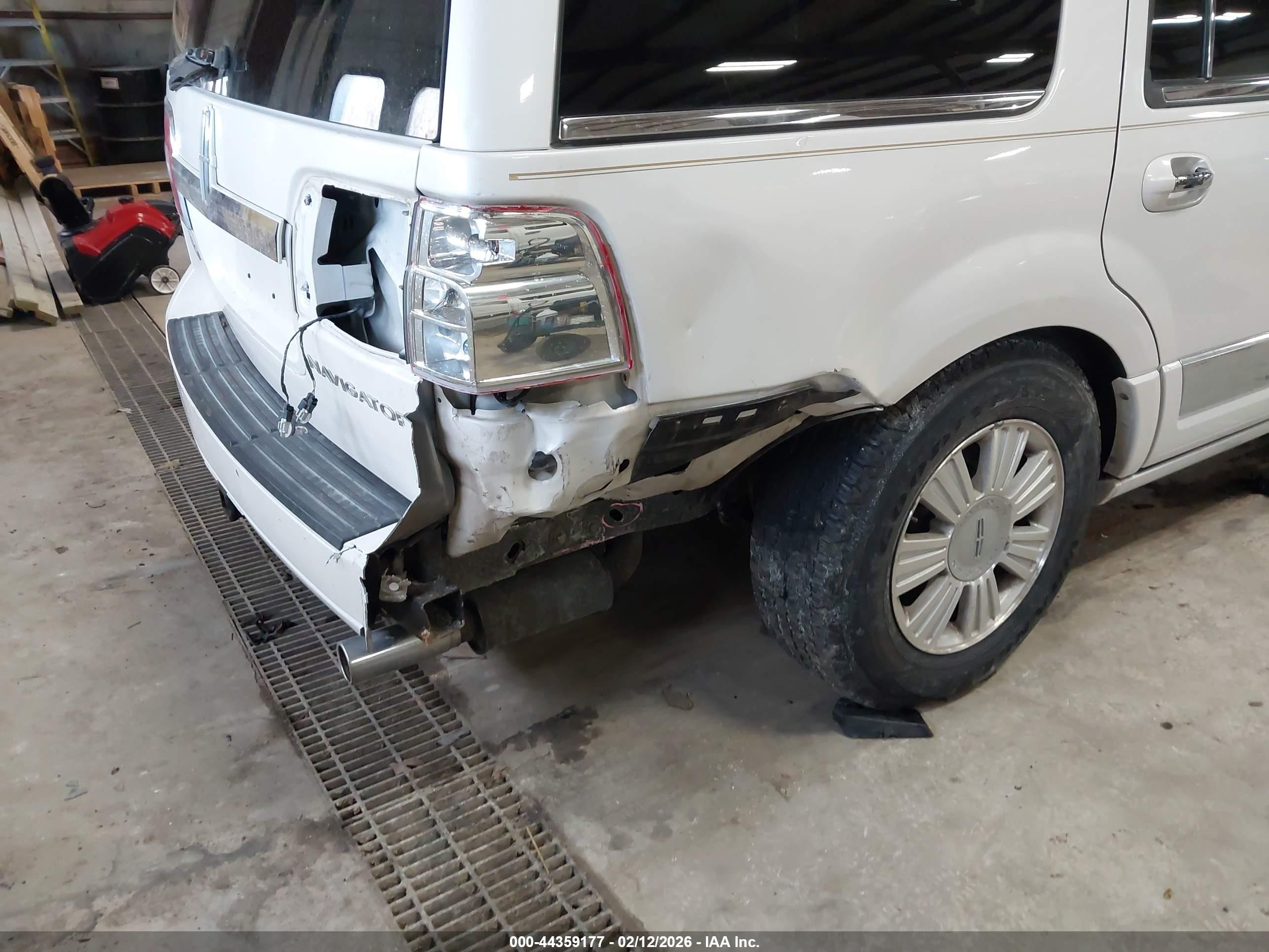 2010 Lincoln Navigator   White vin: 5LMJJ2J52AEJ02341