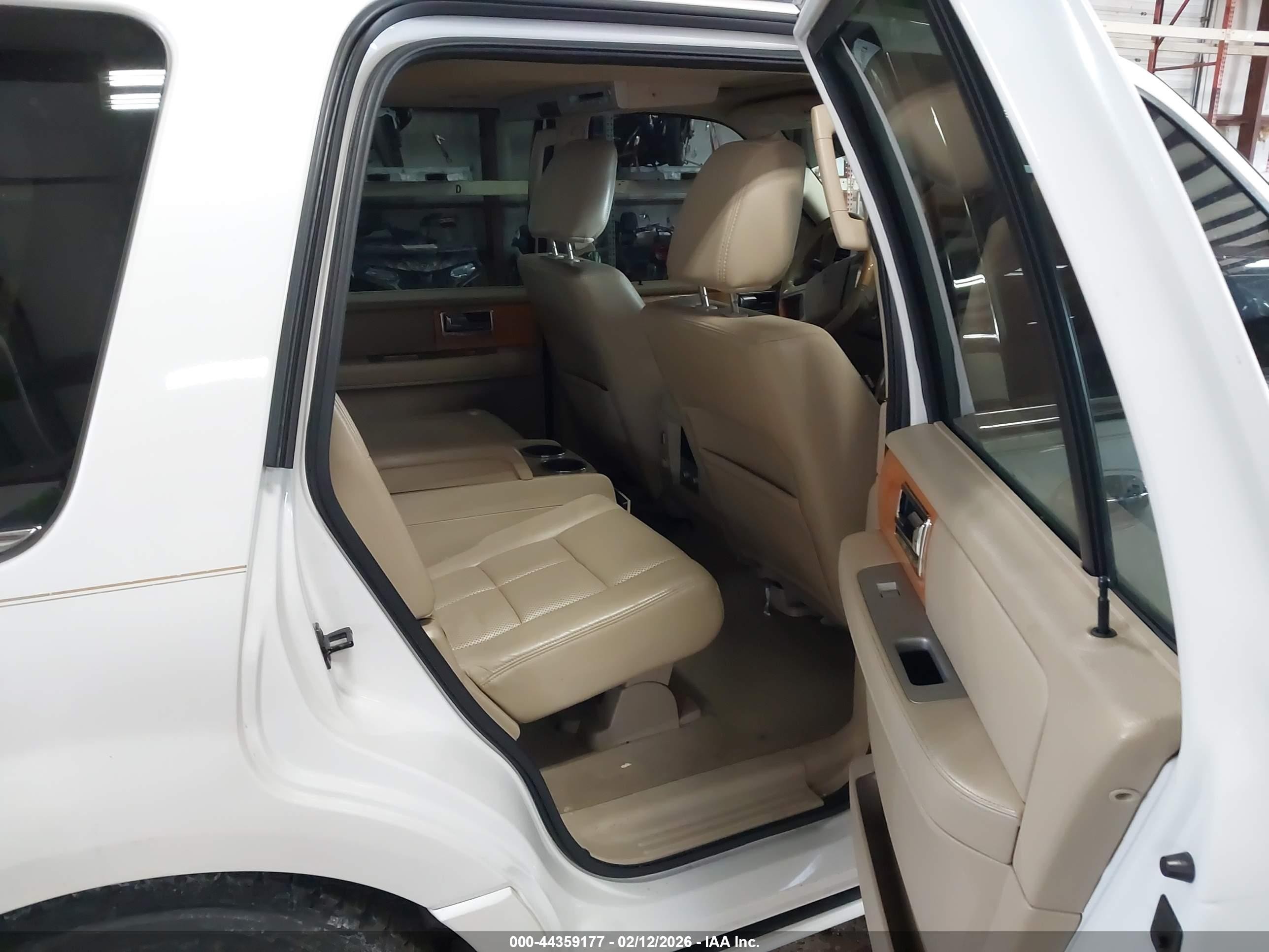 2010 Lincoln Navigator   White vin: 5LMJJ2J52AEJ02341