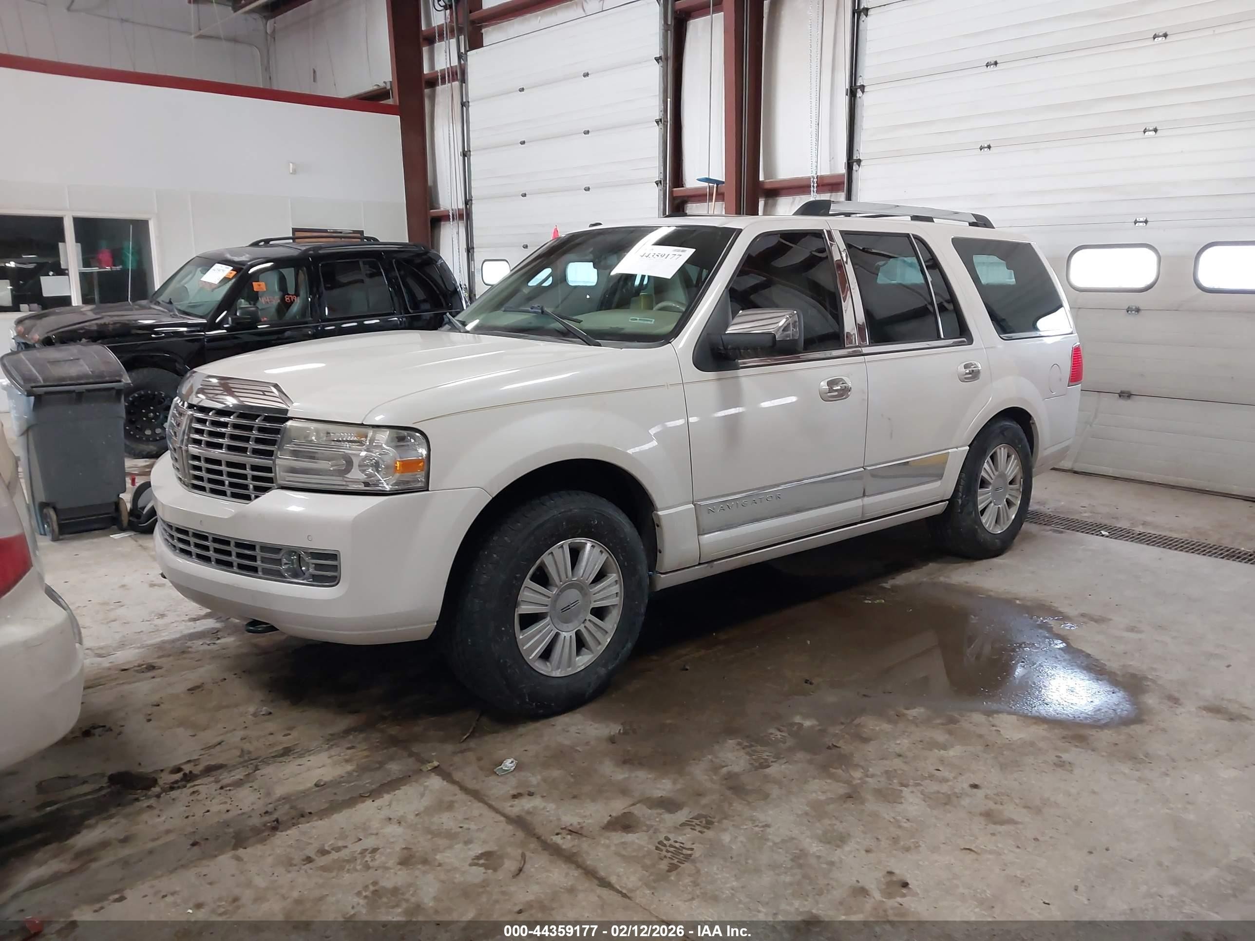 2010 Lincoln Navigator   White vin: 5LMJJ2J52AEJ02341