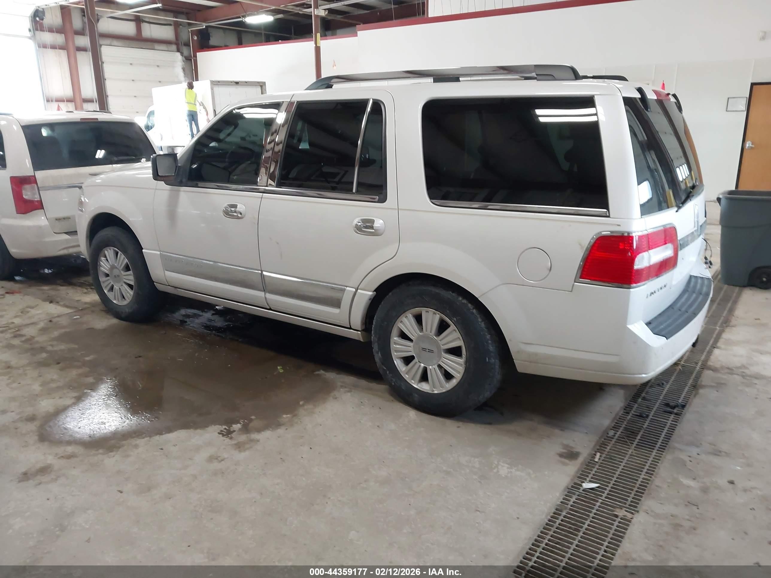 2010 Lincoln Navigator   White vin: 5LMJJ2J52AEJ02341