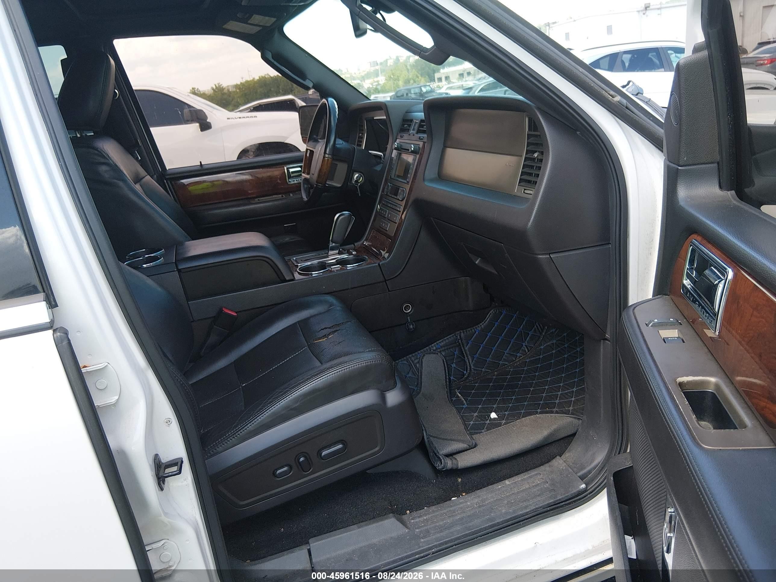 2011 Lincoln Navigator   White vin: 5LMJJ2J52BEJ09615