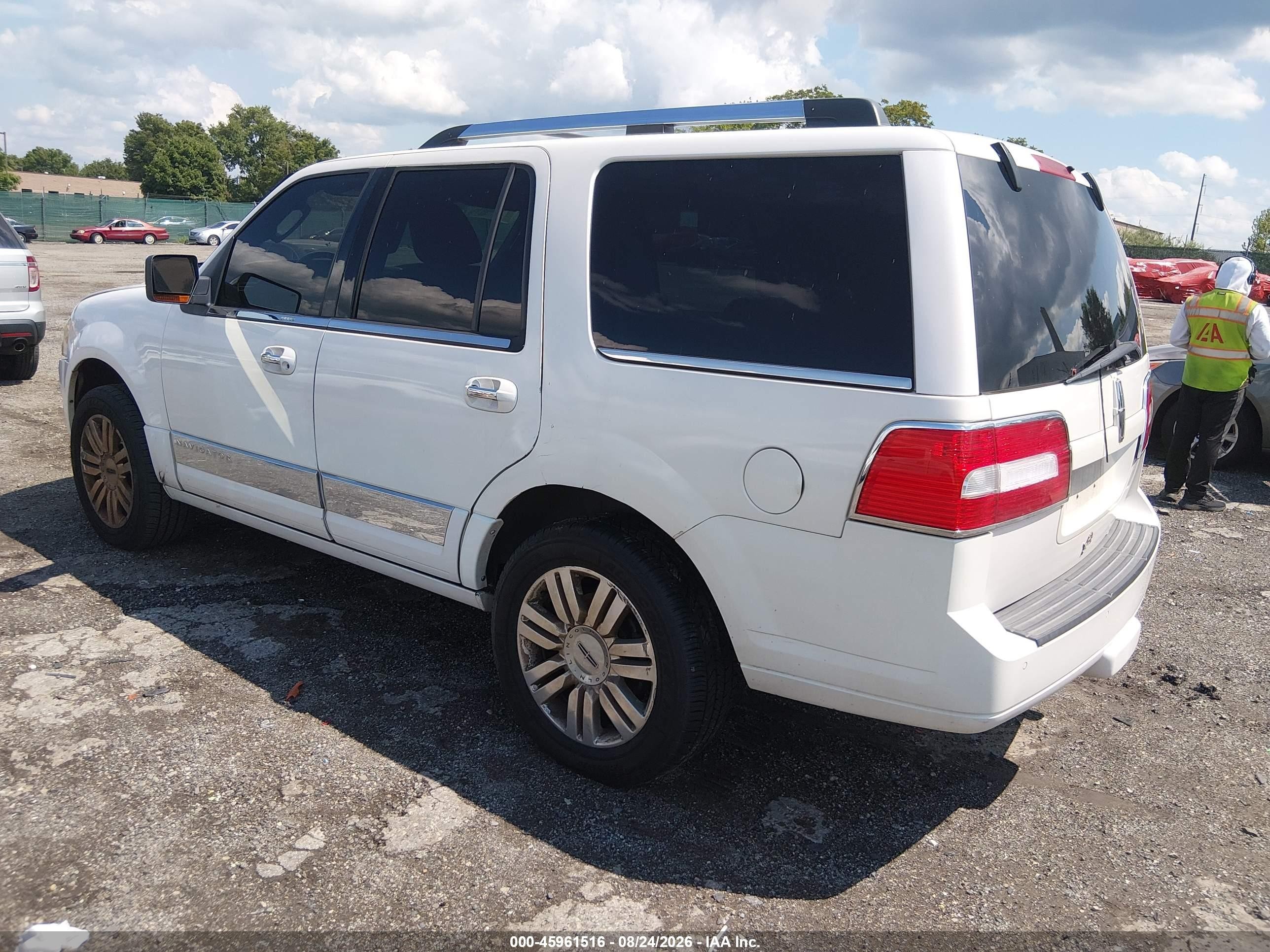 2011 Lincoln Navigator   White vin: 5LMJJ2J52BEJ09615
