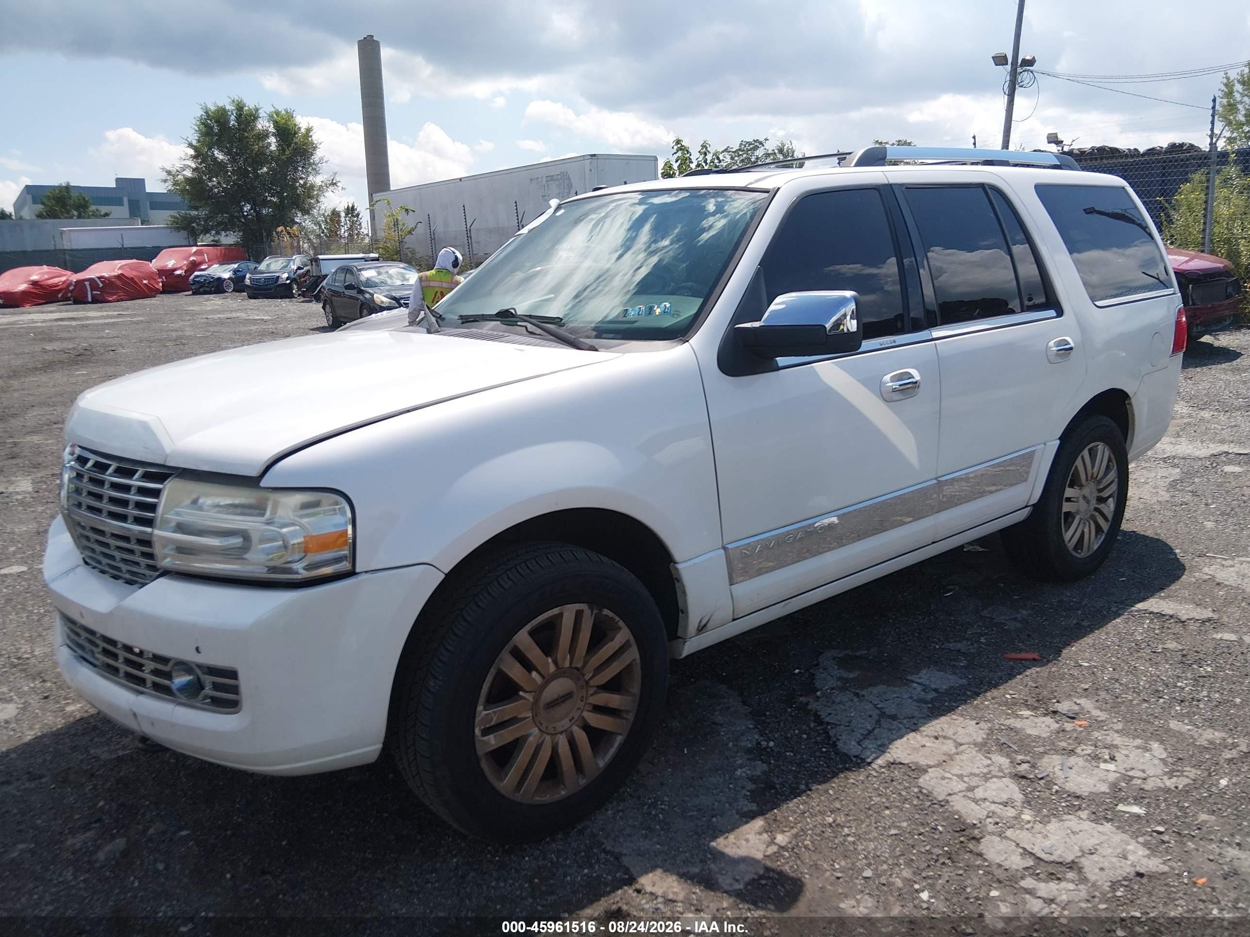 2011 Lincoln Navigator   White vin: 5LMJJ2J52BEJ09615
