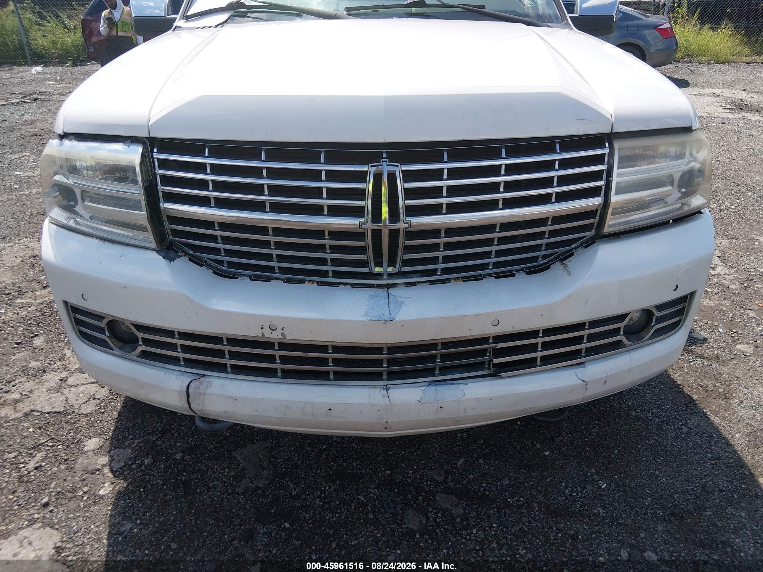 2011 Lincoln Navigator   White vin: 5LMJJ2J52BEJ09615