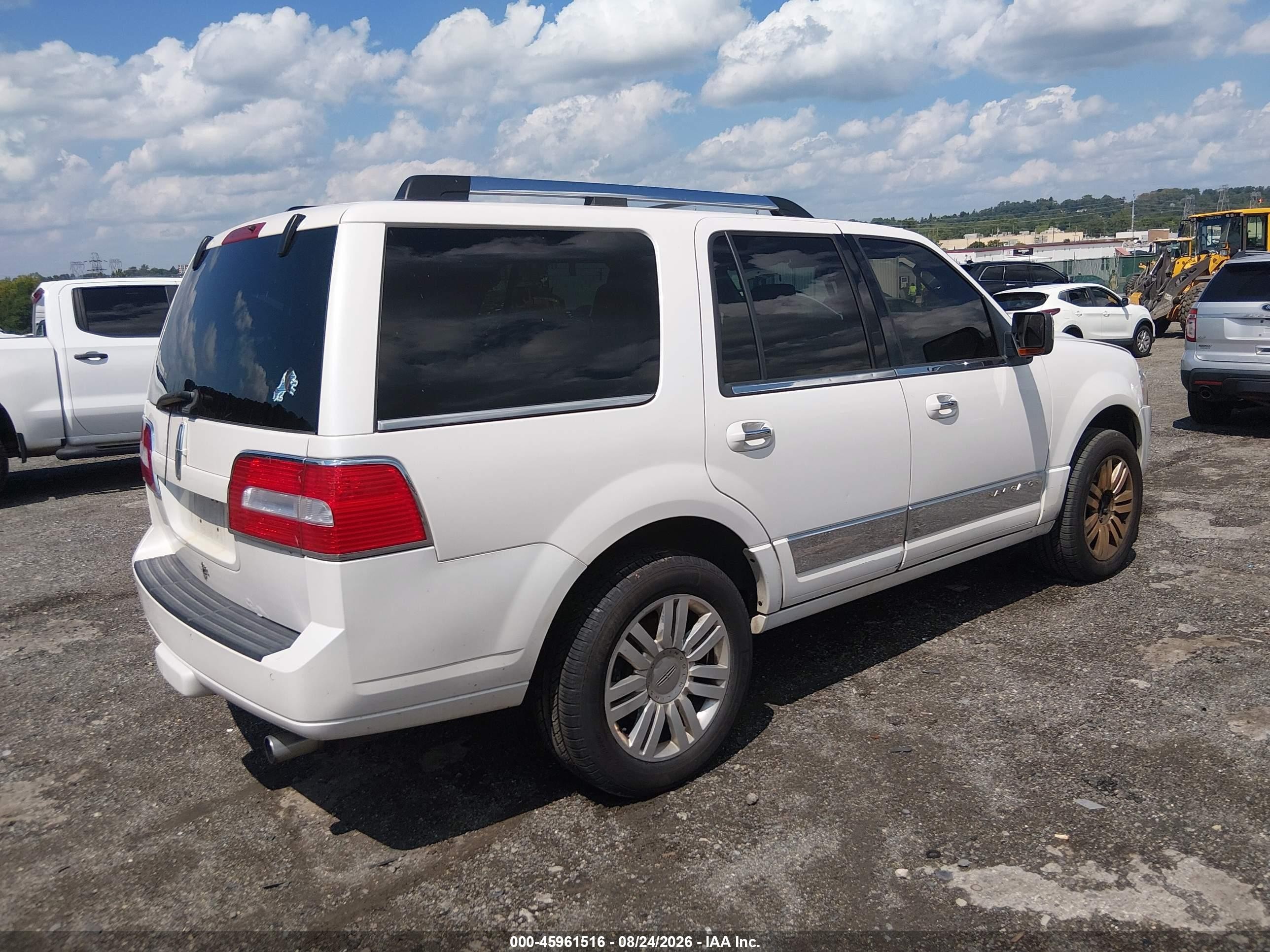 2011 Lincoln Navigator   White vin: 5LMJJ2J52BEJ09615