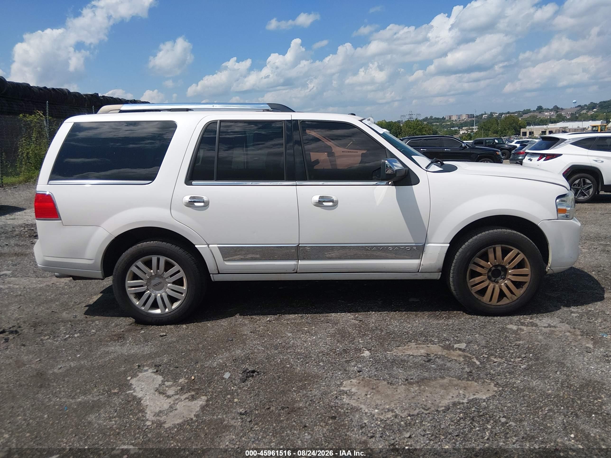 2011 Lincoln Navigator   White vin: 5LMJJ2J52BEJ09615
