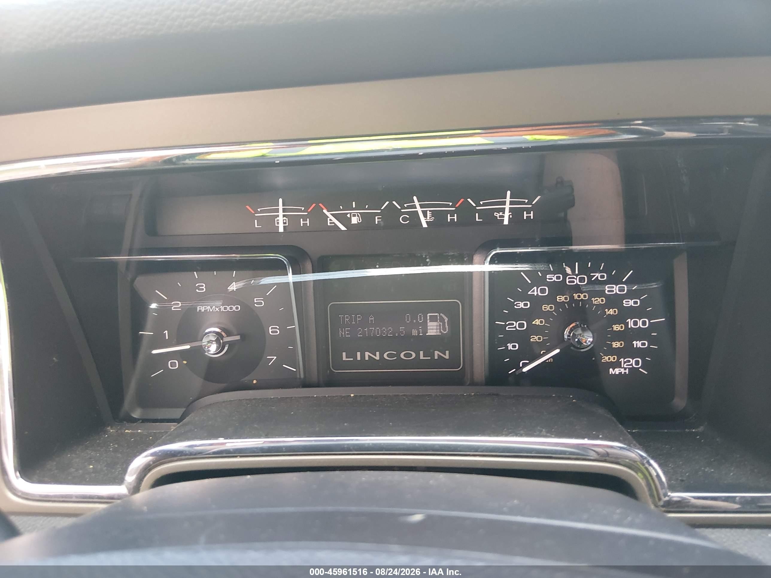 2011 Lincoln Navigator   White vin: 5LMJJ2J52BEJ09615