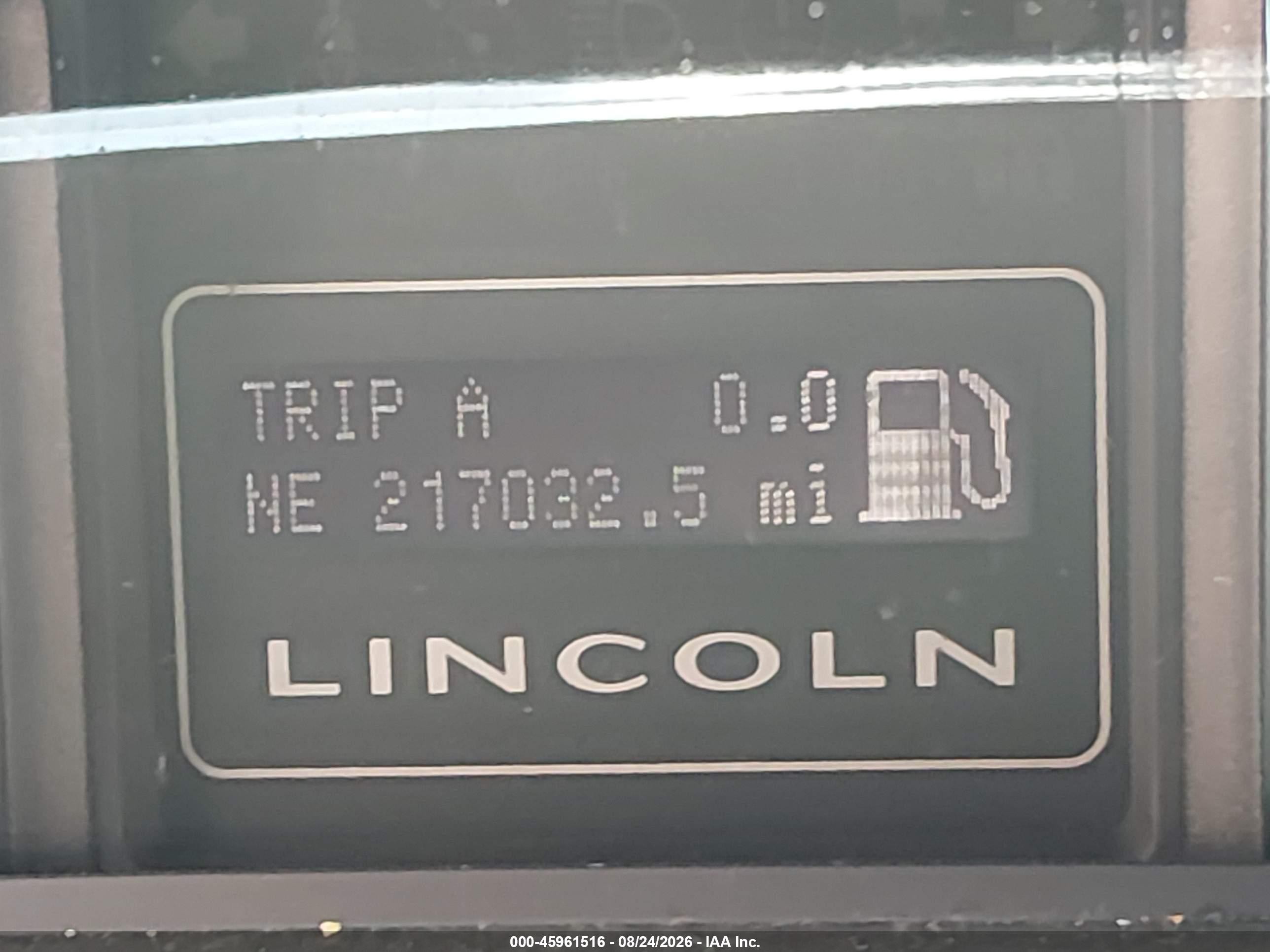 2011 Lincoln Navigator   White vin: 5LMJJ2J52BEJ09615