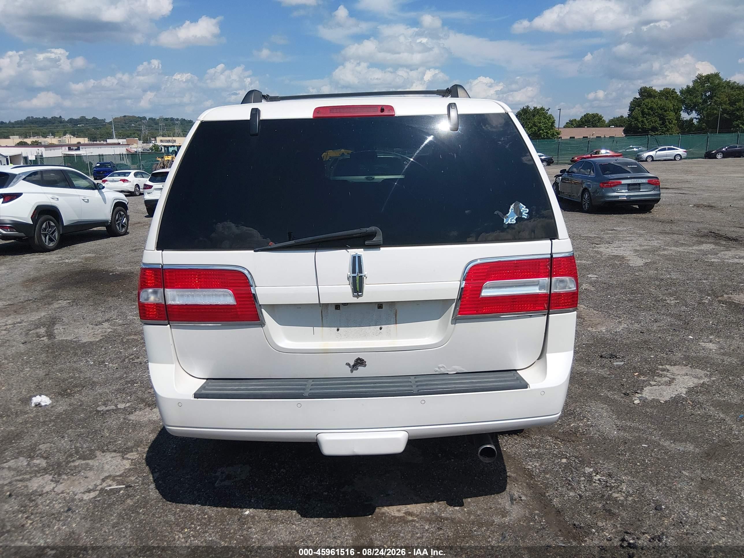 2011 Lincoln Navigator   White vin: 5LMJJ2J52BEJ09615