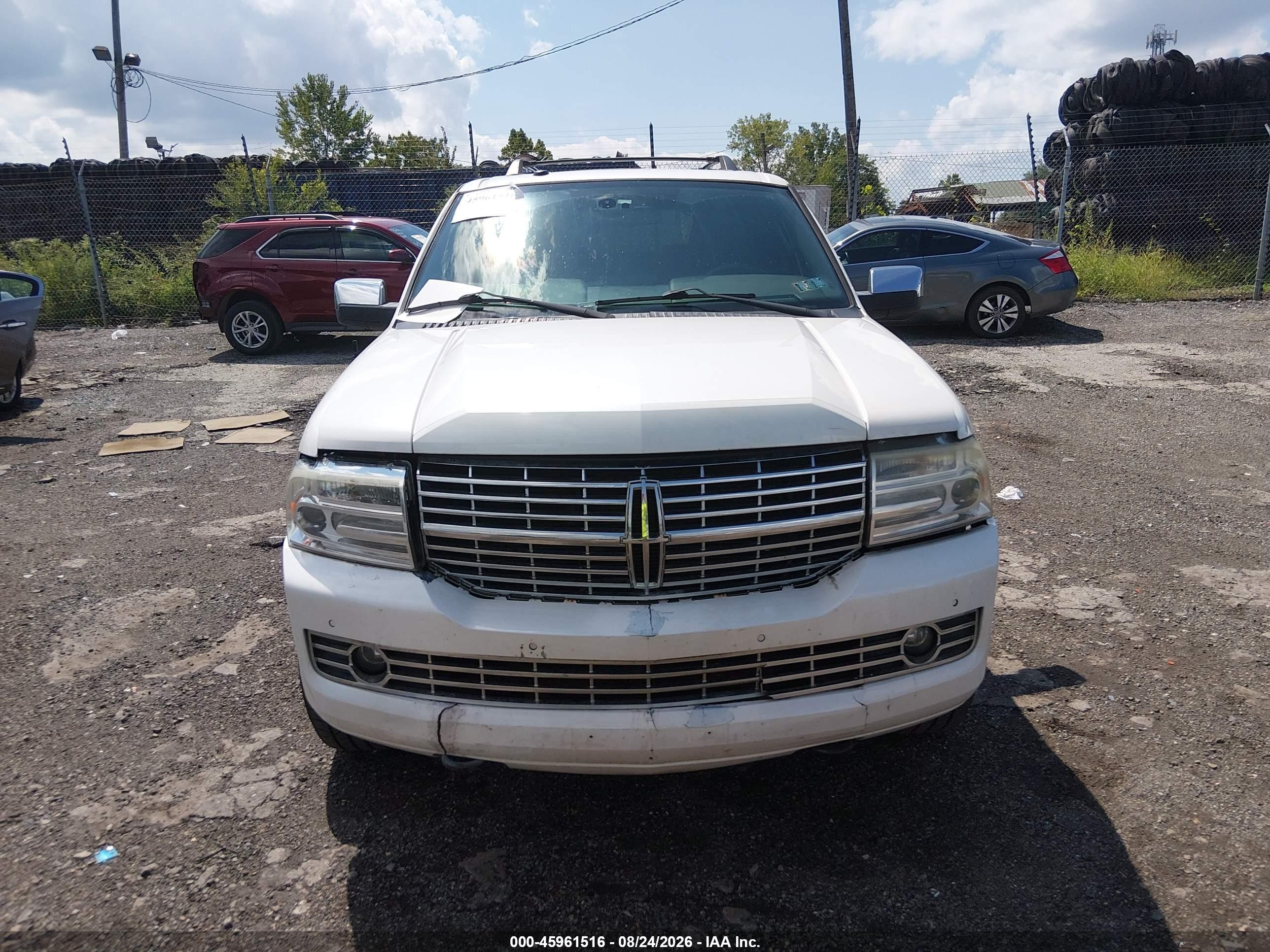 2011 Lincoln Navigator   White vin: 5LMJJ2J52BEJ09615