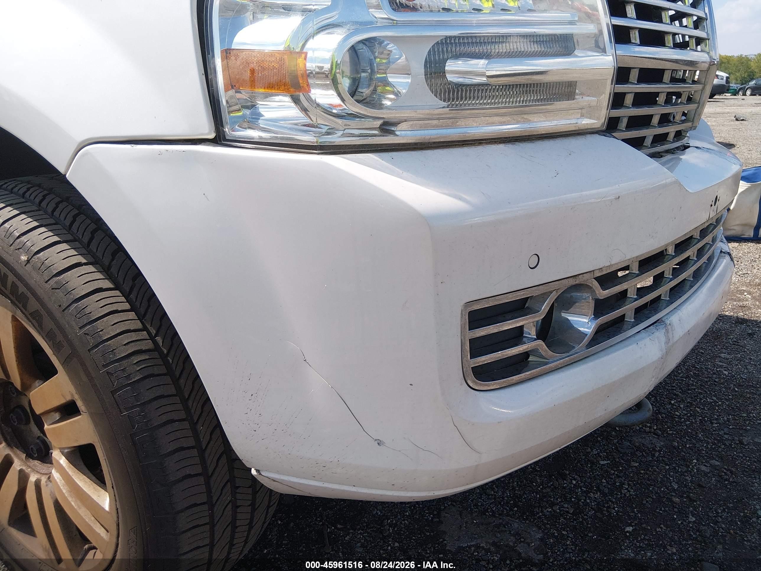 2011 Lincoln Navigator   White vin: 5LMJJ2J52BEJ09615