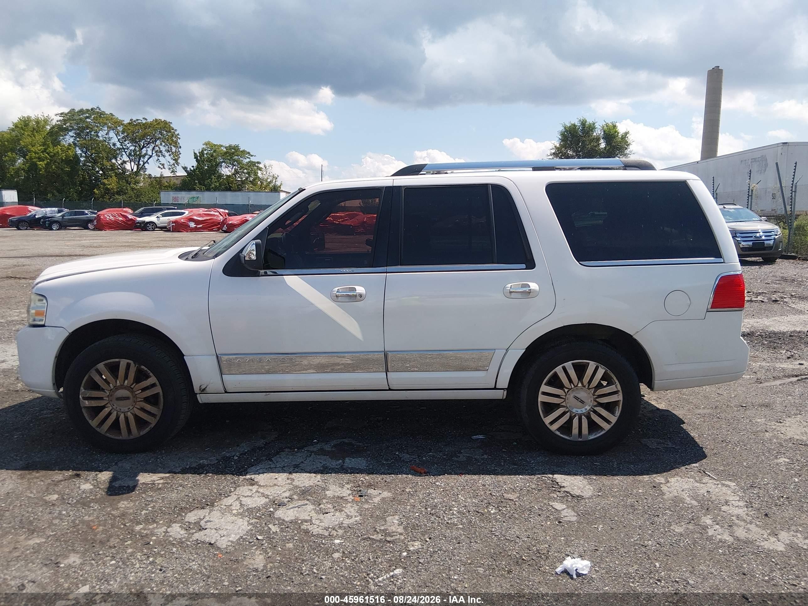 2011 Lincoln Navigator   White vin: 5LMJJ2J52BEJ09615