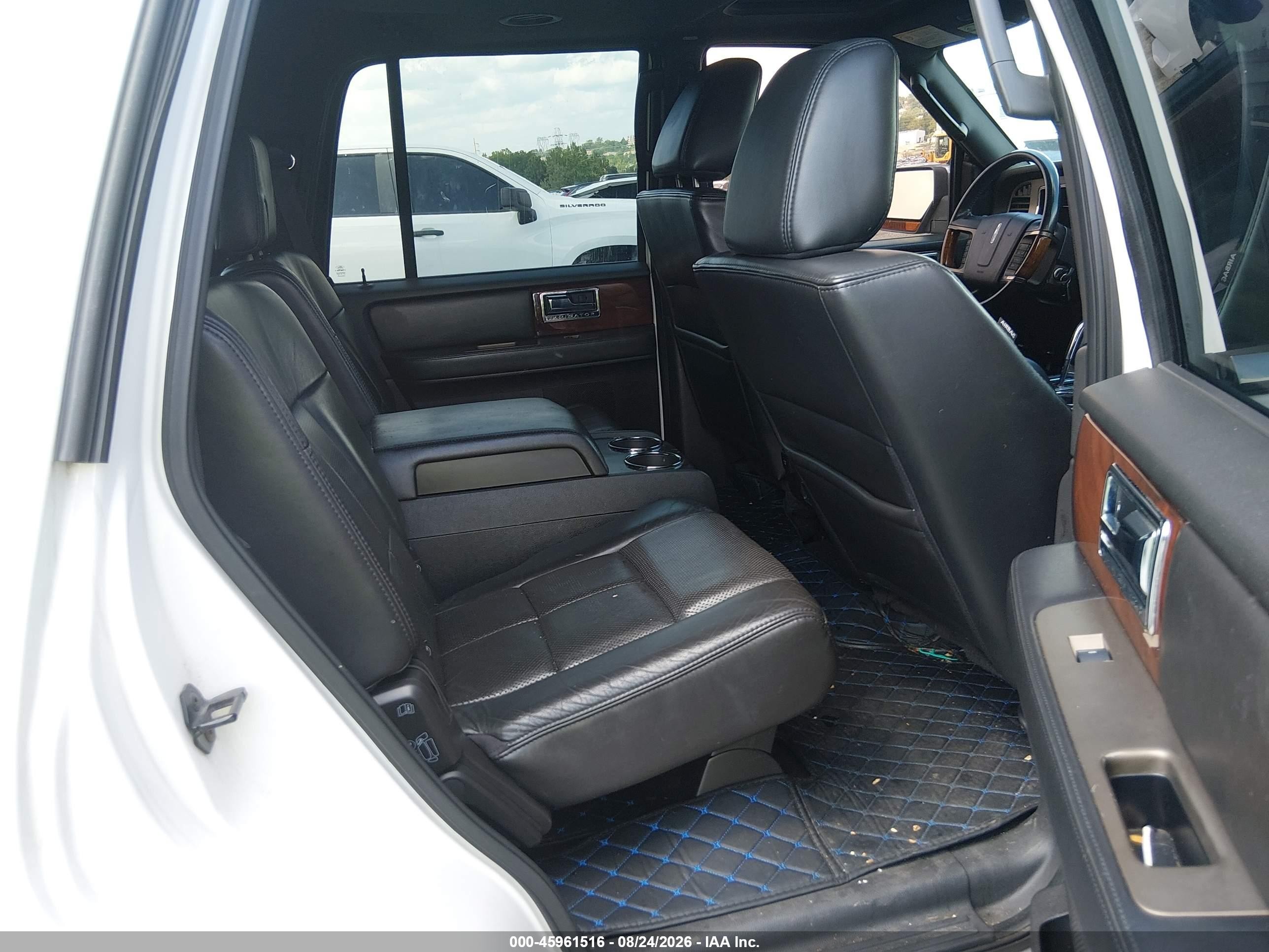 2011 Lincoln Navigator   White vin: 5LMJJ2J52BEJ09615