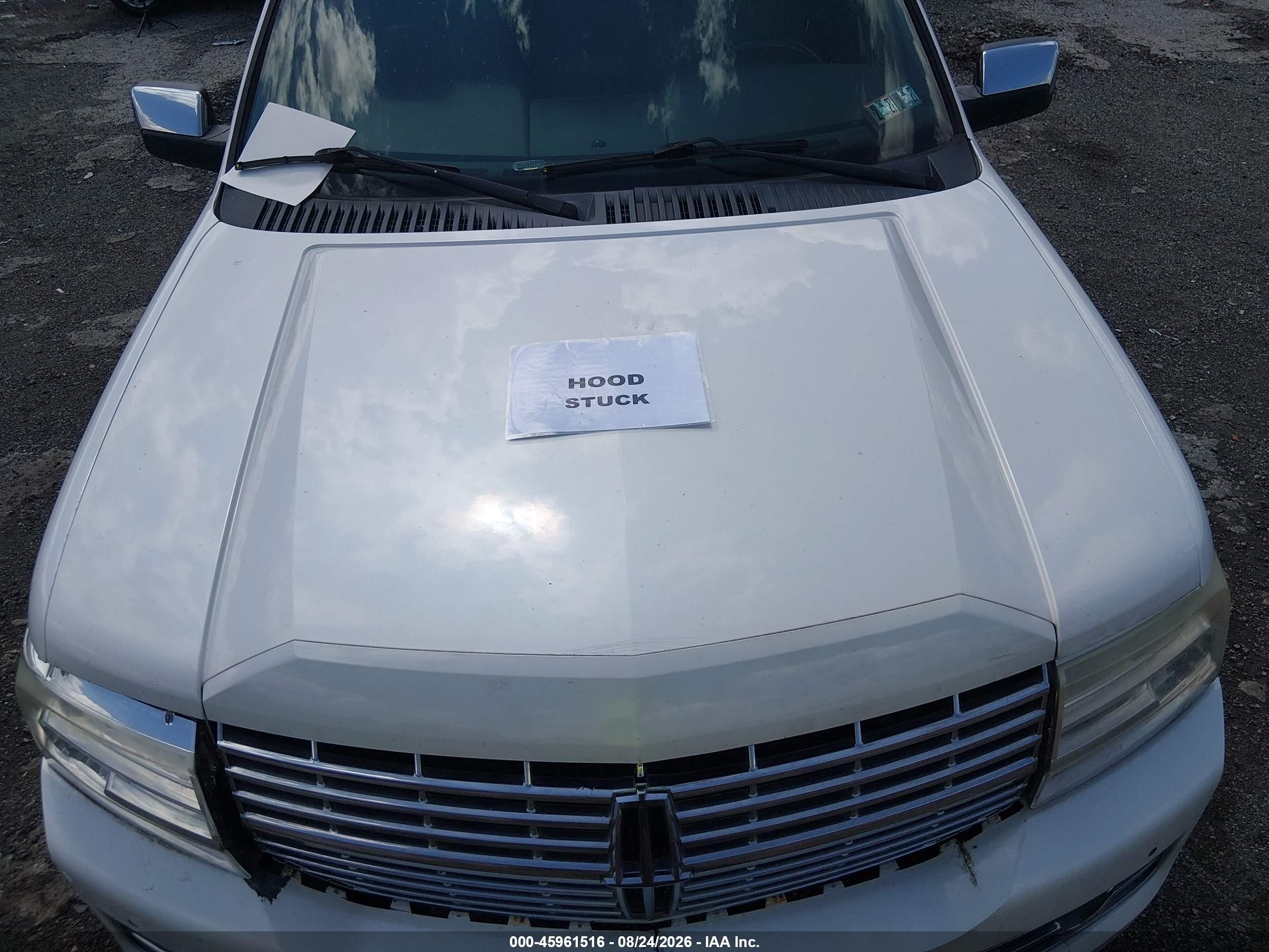 2011 Lincoln Navigator   White vin: 5LMJJ2J52BEJ09615