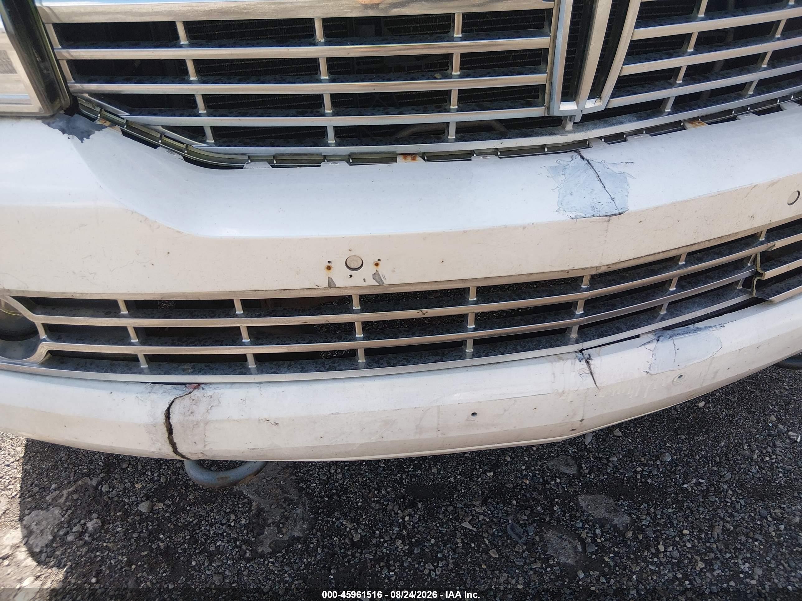 2011 Lincoln Navigator   White vin: 5LMJJ2J52BEJ09615