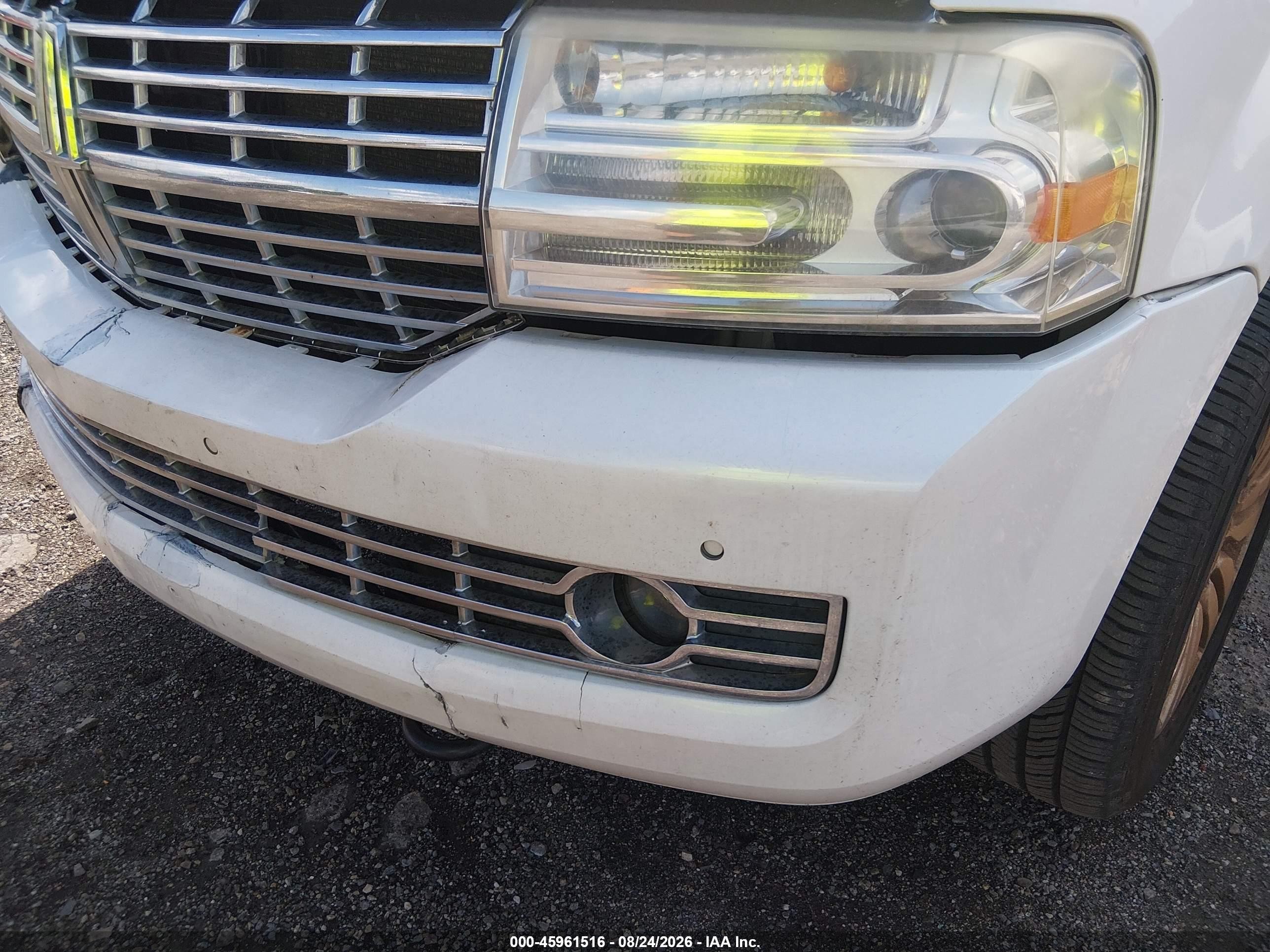 2011 Lincoln Navigator   White vin: 5LMJJ2J52BEJ09615