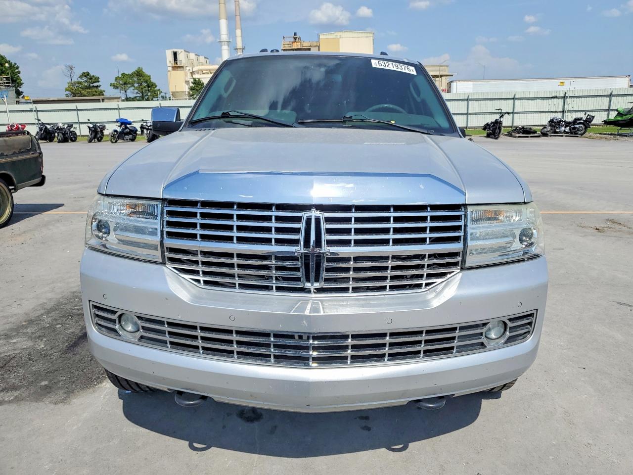 2014 Lincoln Navigator Silver vin: 5LMJJ2J52EEL07549