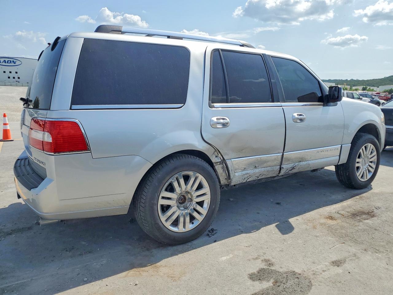 2014 Lincoln Navigator Silver vin: 5LMJJ2J52EEL07549
