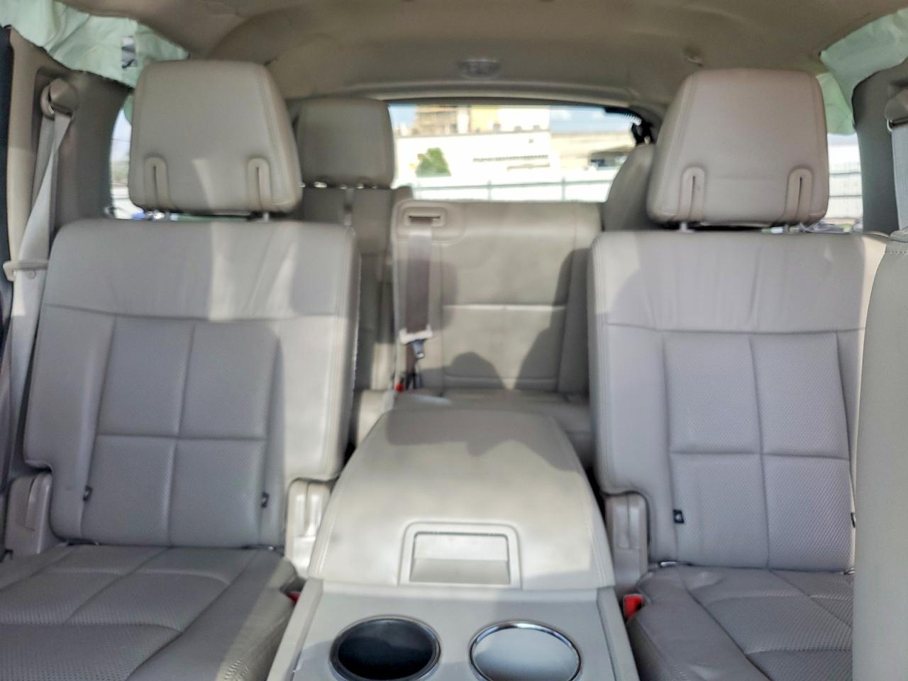 2014 Lincoln Navigator Silver vin: 5LMJJ2J52EEL07549