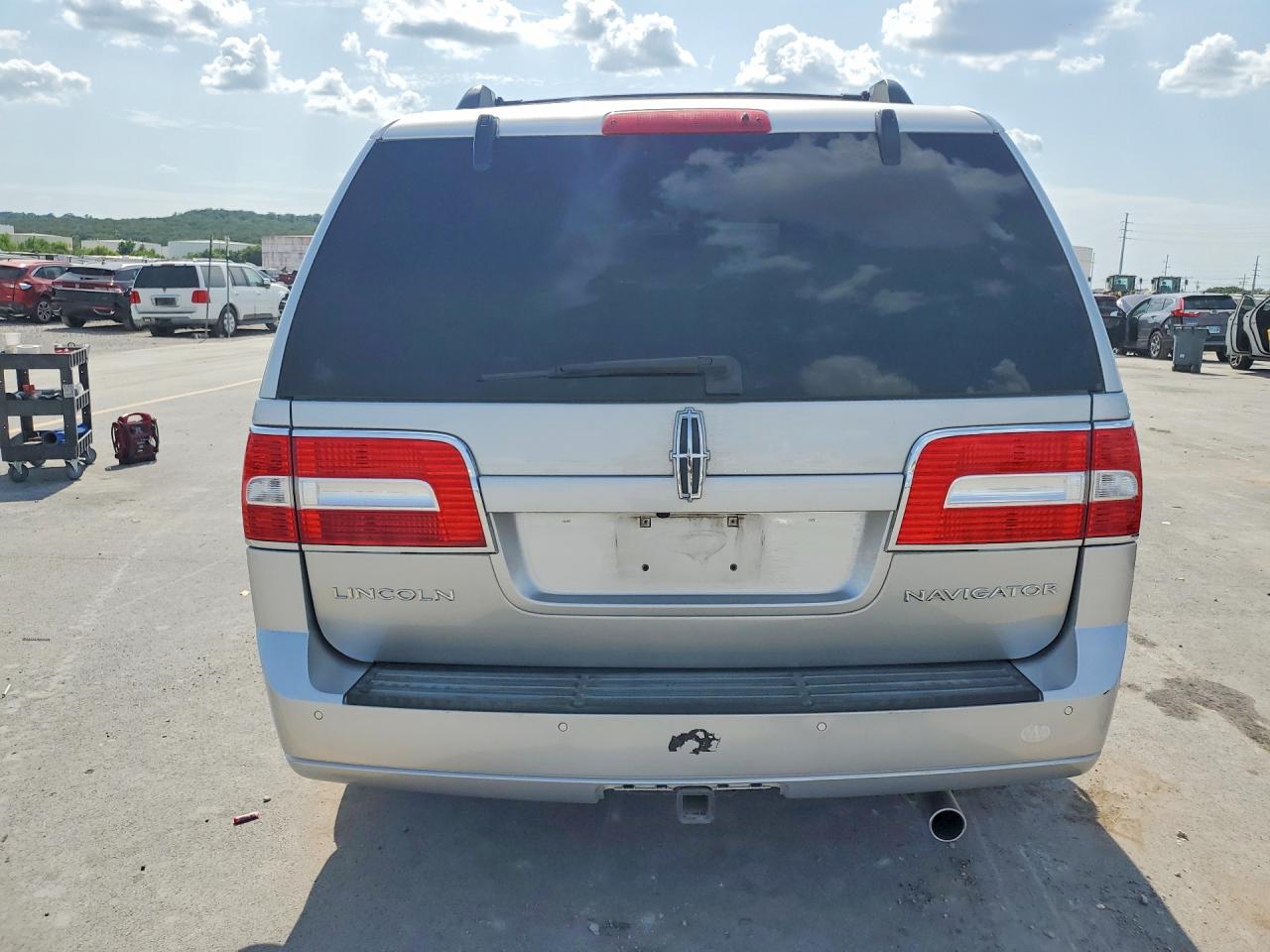 2014 Lincoln Navigator Silver vin: 5LMJJ2J52EEL07549