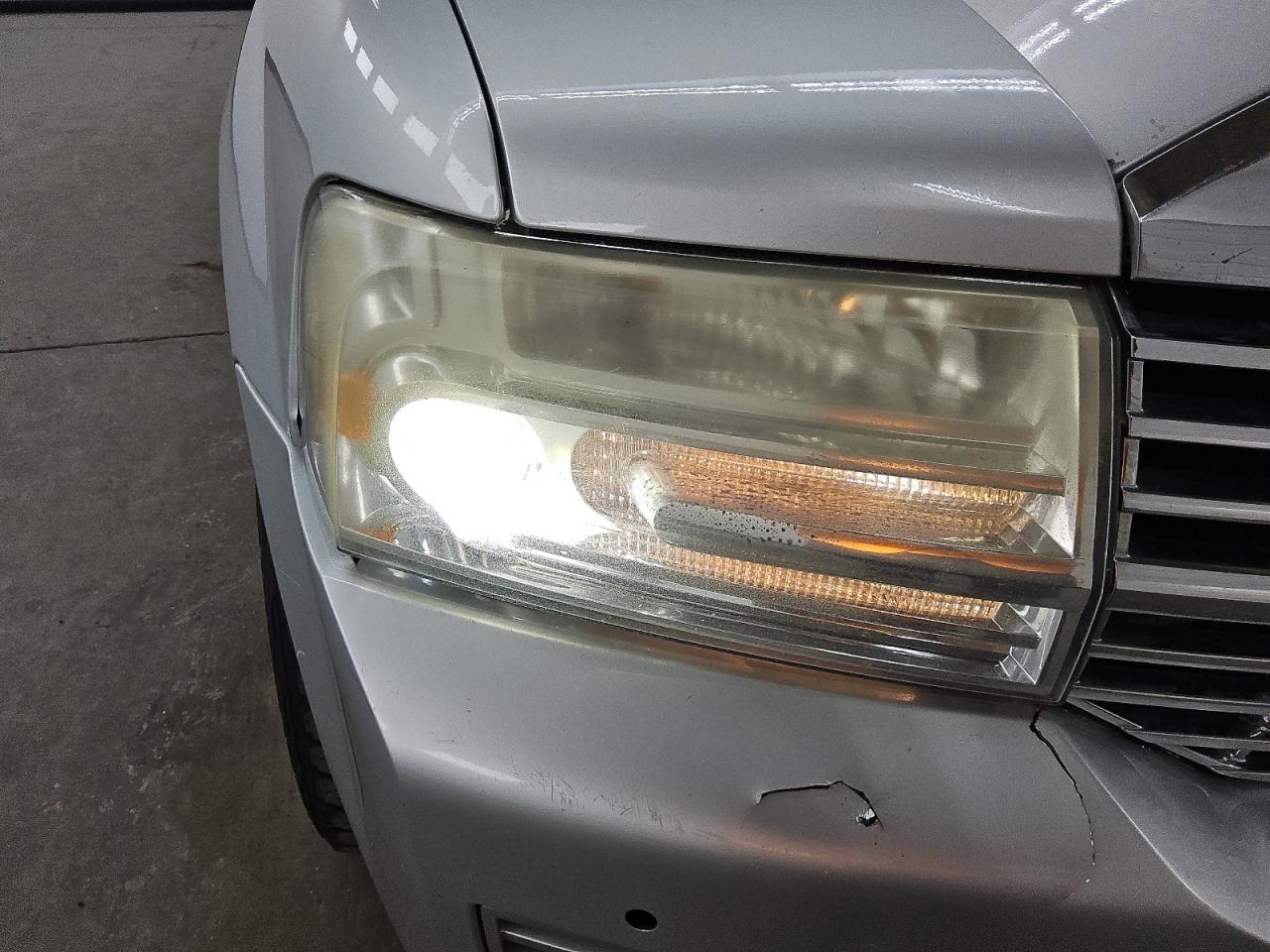 2013 Lincoln Navigator Silver vin: 5LMJJ2J53DEL06036 Damage: Right Head Lamp, Water Damage, Replacement Required