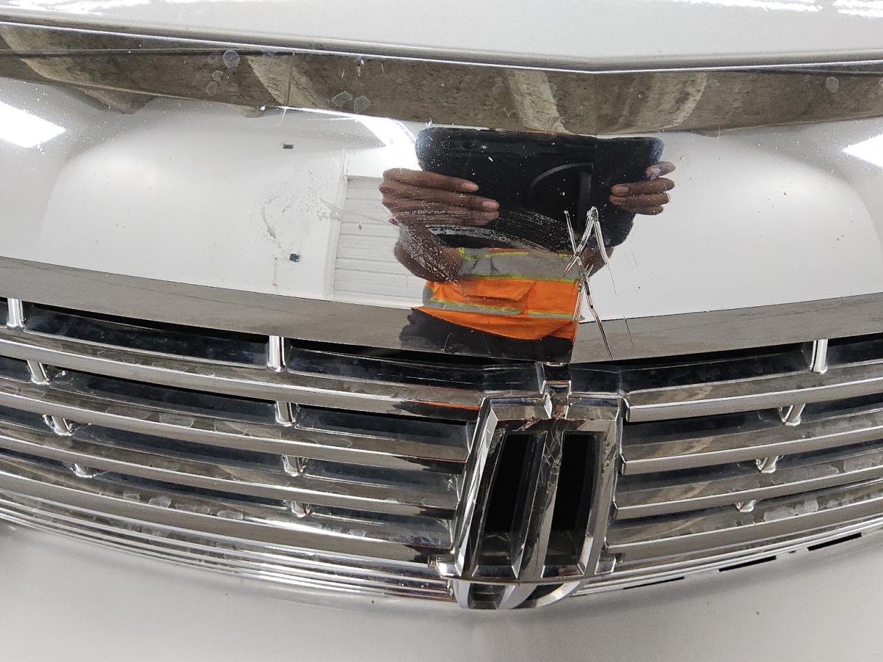 2013 Lincoln Navigator Silver vin: 5LMJJ2J53DEL06036 Damage: Grille, Gouged, 2 To 3 Inches
