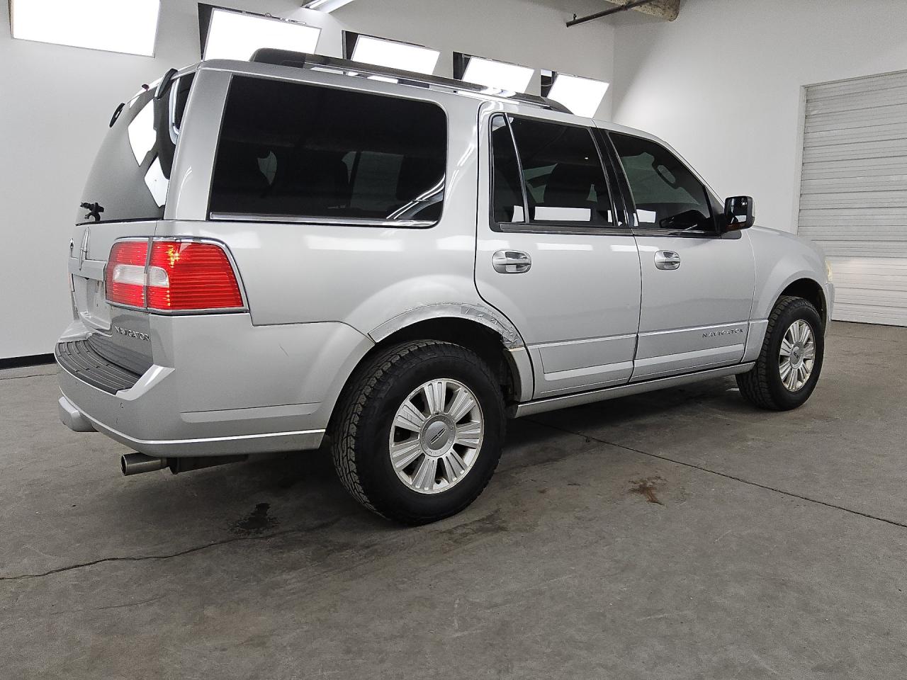 2013 Lincoln Navigator Silver vin: 5LMJJ2J53DEL06036 Damage: Right C Pillar, Rust, Naaa Acceptable
