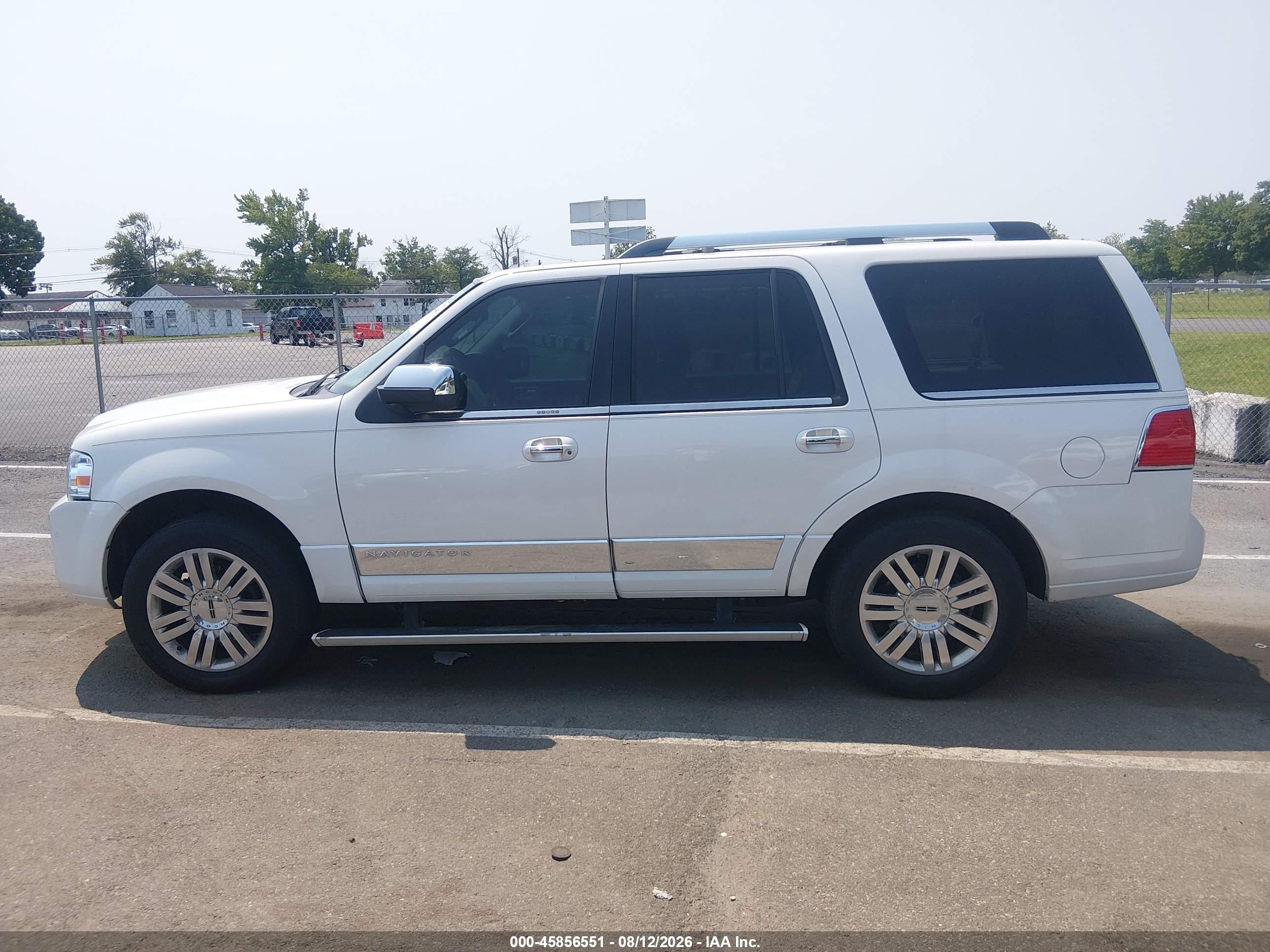 2013 Lincoln Navigator   White vin: 5LMJJ2J54DEL03436