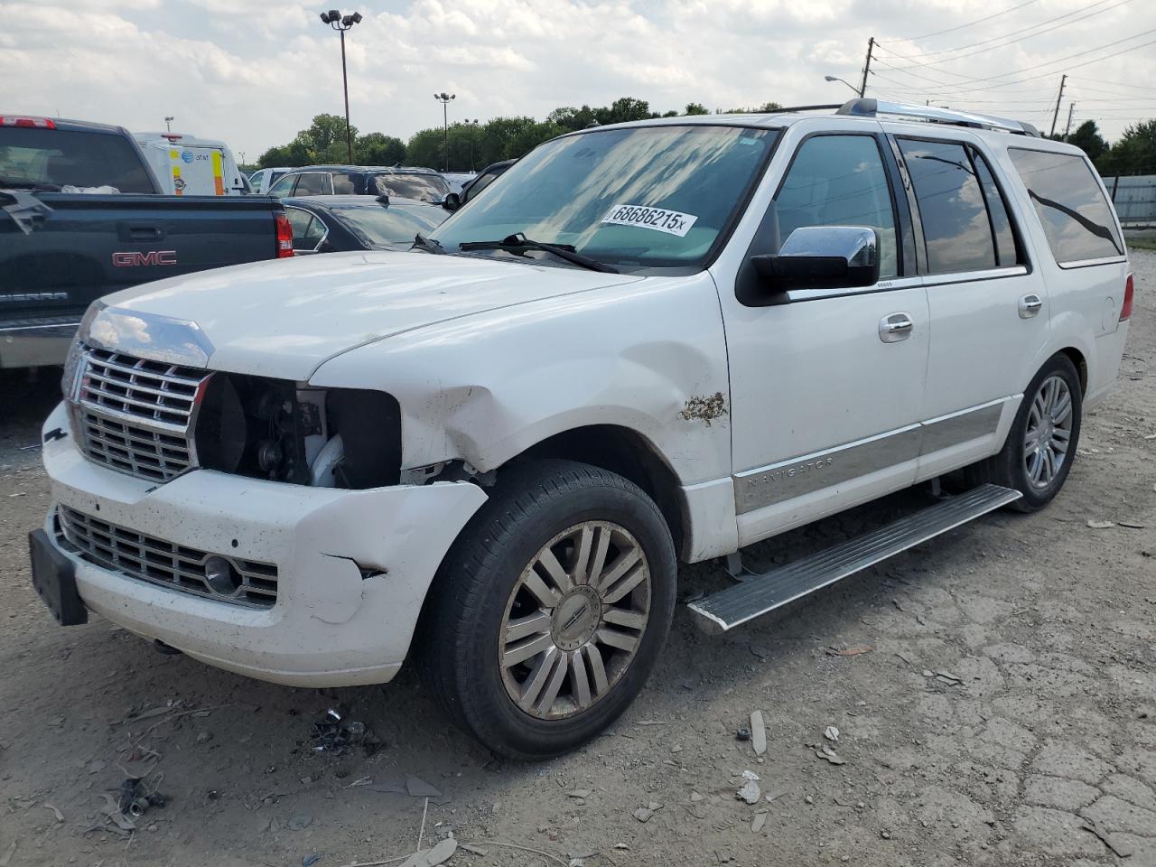 2011 Lincoln Navigator    White vin: 5LMJJ2J55BEJ01668