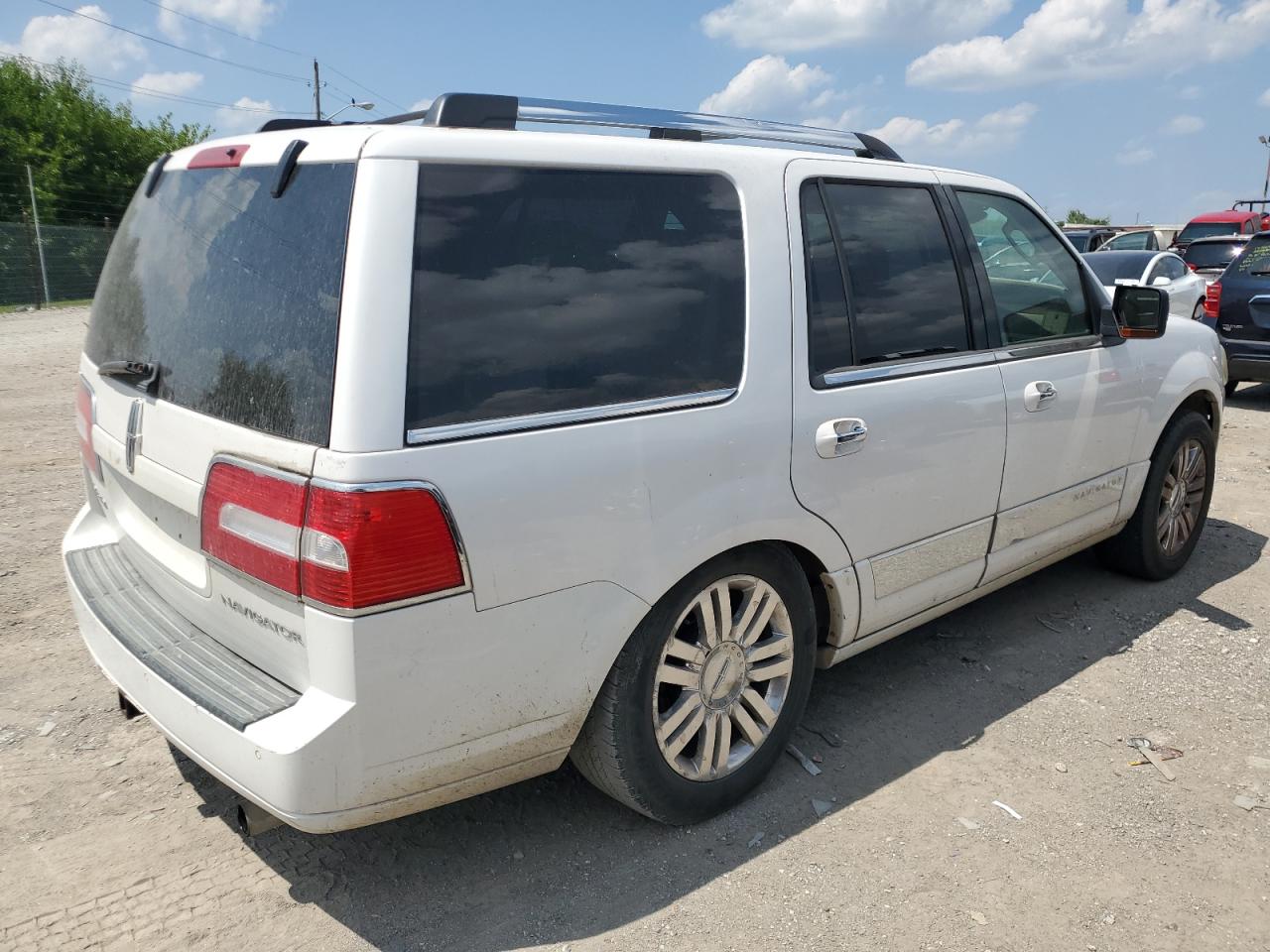 2011 Lincoln Navigator    White vin: 5LMJJ2J55BEJ01668