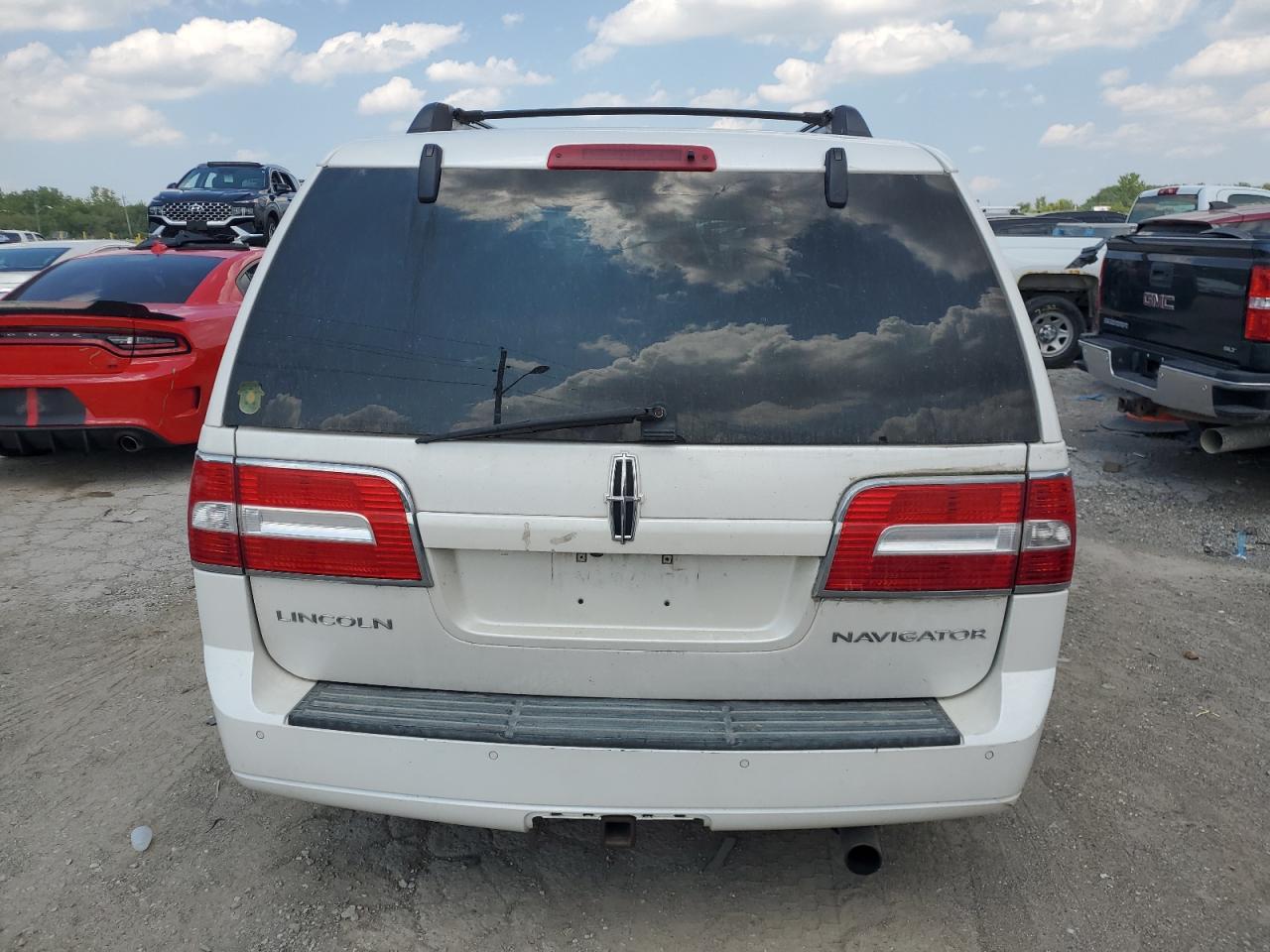 2011 Lincoln Navigator    White vin: 5LMJJ2J55BEJ01668