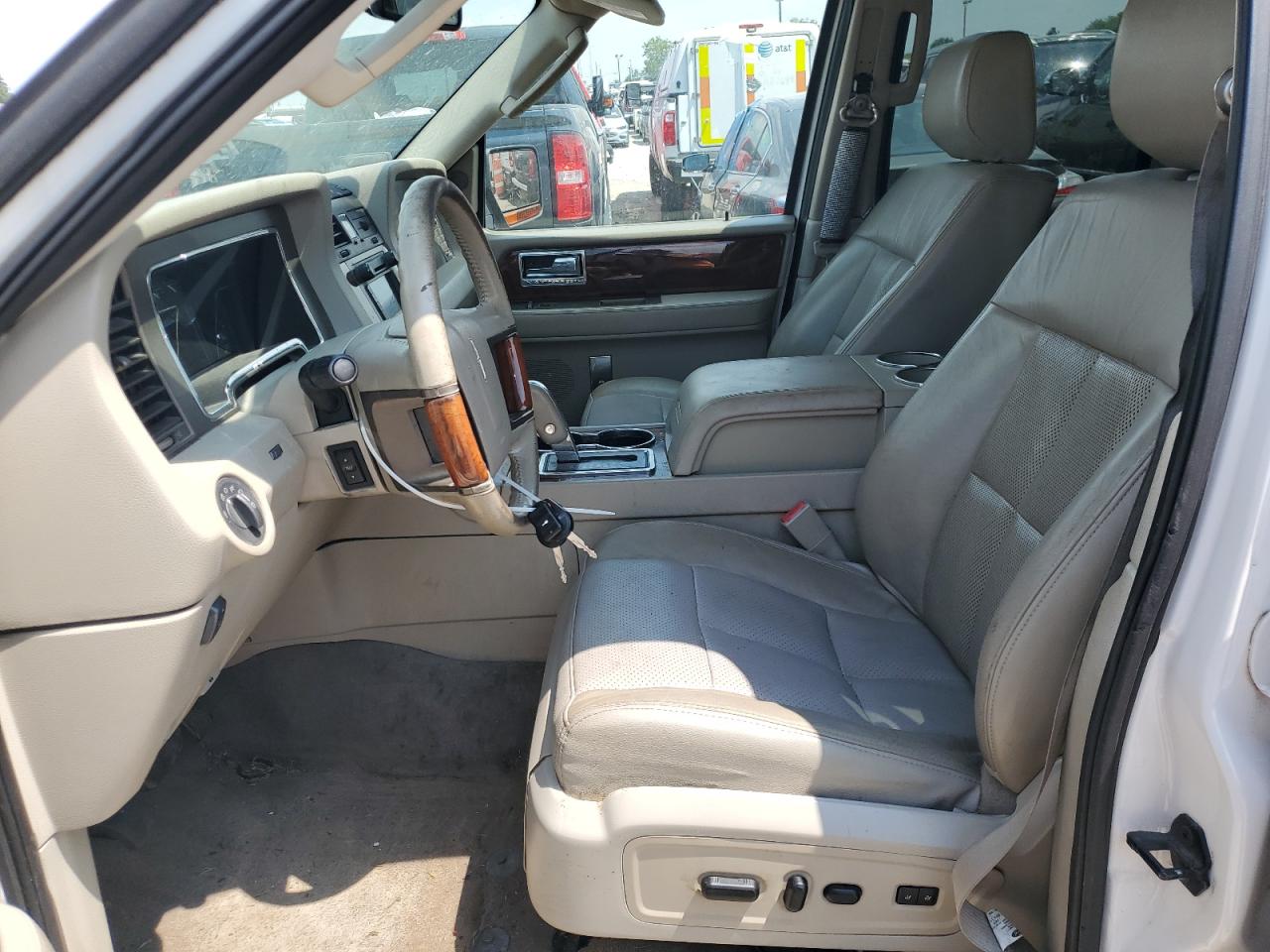 2011 Lincoln Navigator    White vin: 5LMJJ2J55BEJ01668