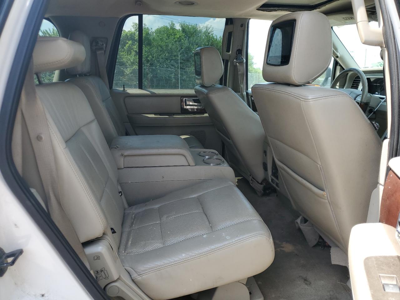 2011 Lincoln Navigator    White vin: 5LMJJ2J55BEJ01668