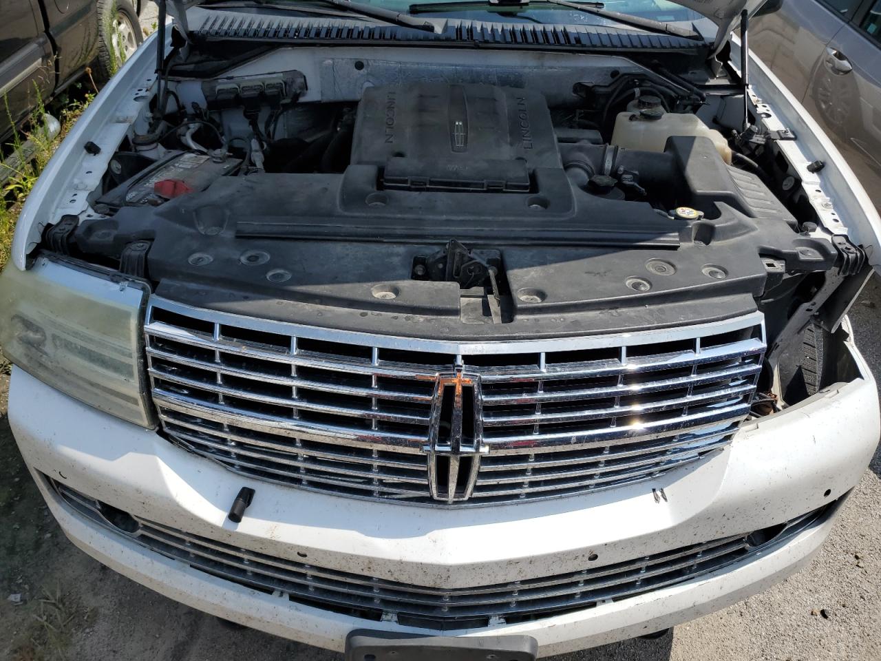 2011 Lincoln Navigator    White vin: 5LMJJ2J55BEJ01668