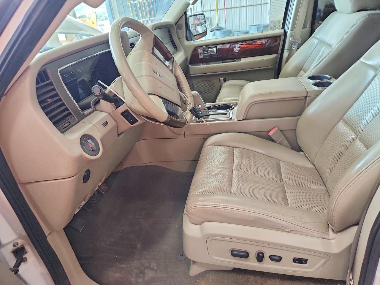 2012 Lincoln Navigator White vin: 5LMJJ2J55CEL02147