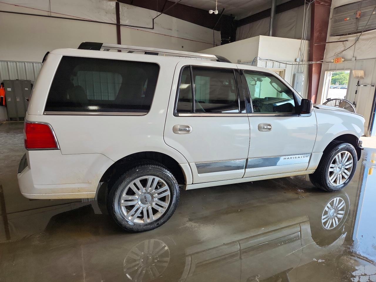 2012 Lincoln Navigator White vin: 5LMJJ2J55CEL02147
