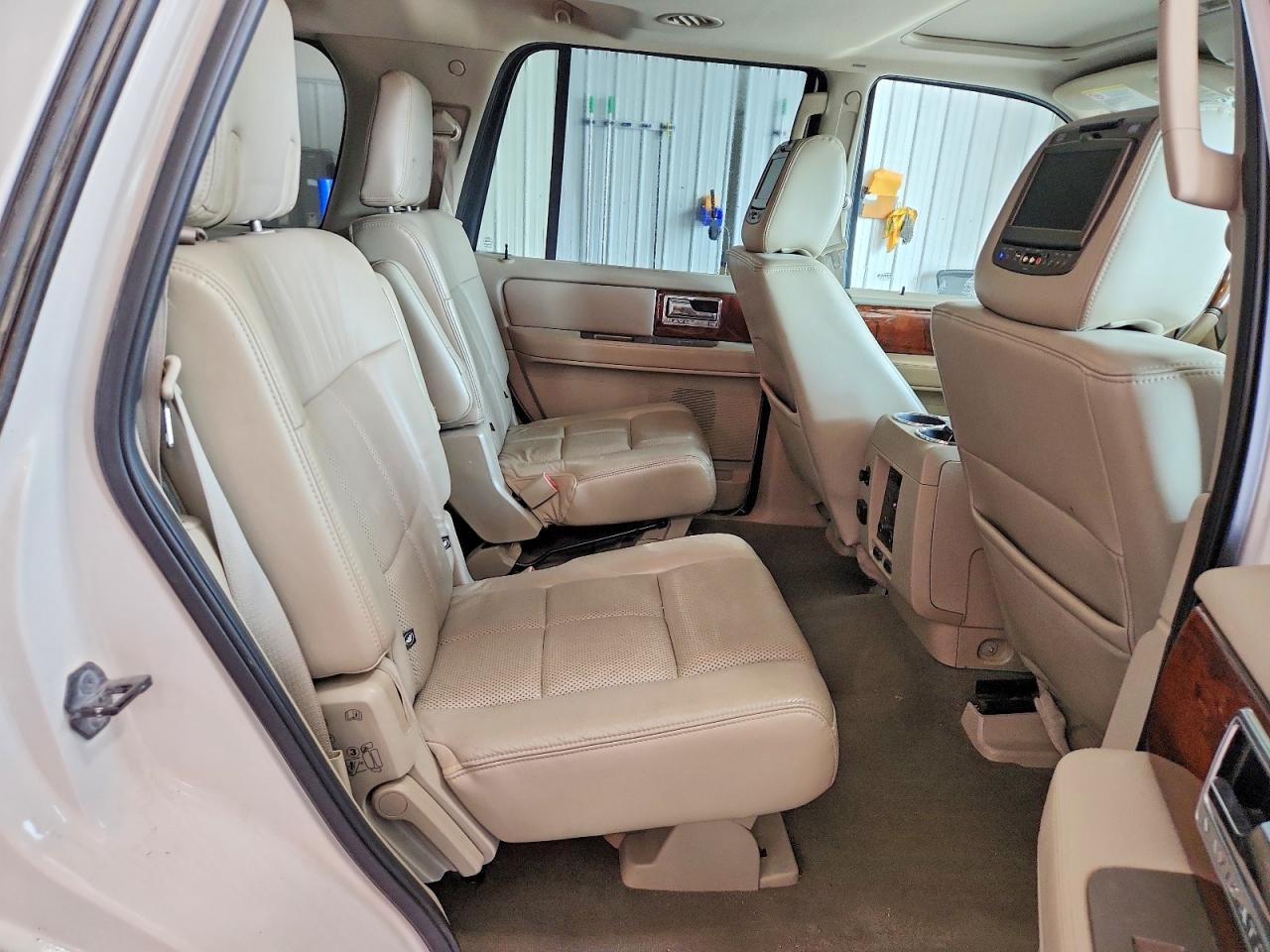2012 Lincoln Navigator White vin: 5LMJJ2J55CEL02147