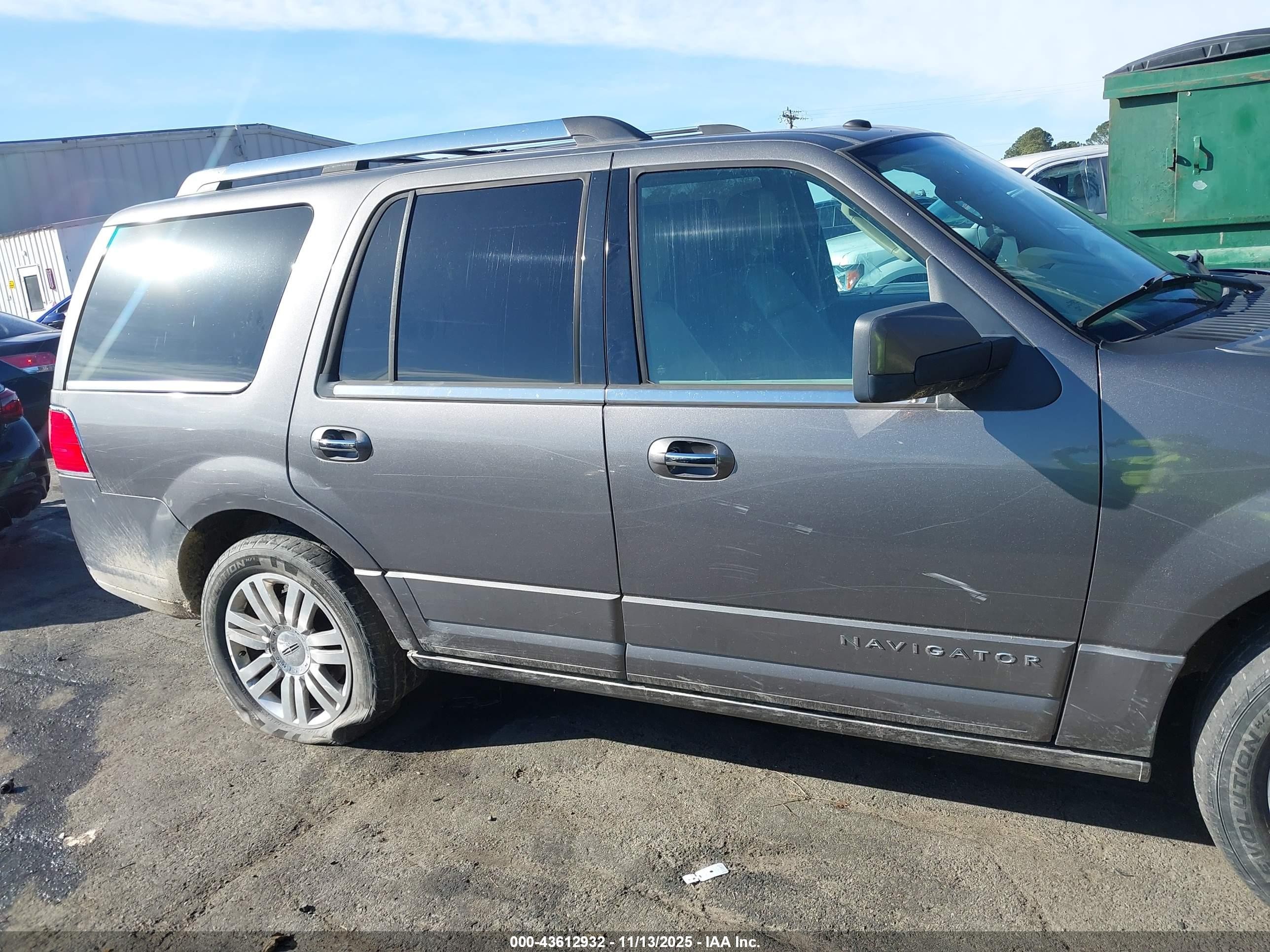 2011 Lincoln Navigator   Серый vin: 5LMJJ2J56BEJ08175