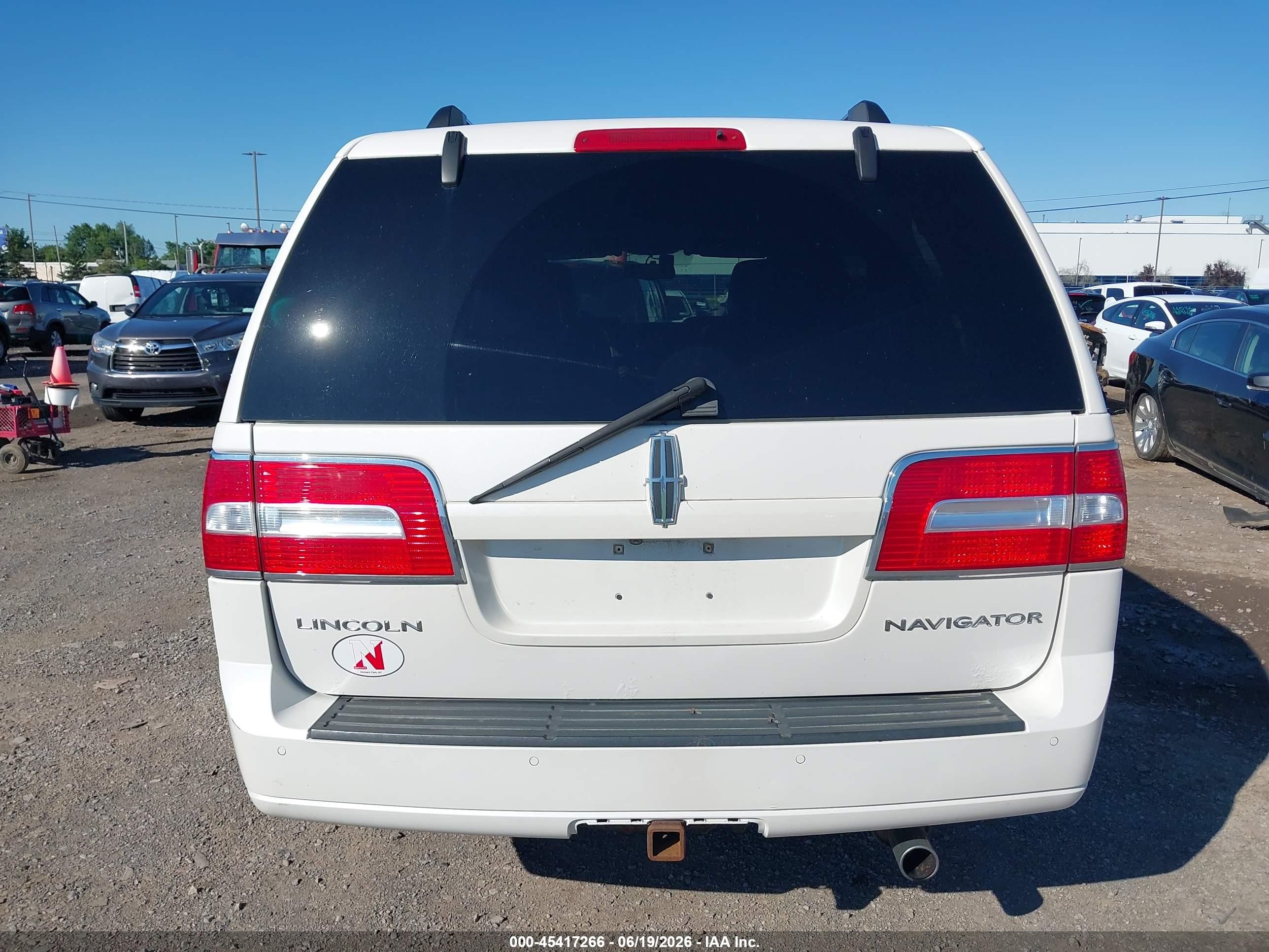 2013 Lincoln Navigator   White vin: 5LMJJ2J57DEL05651