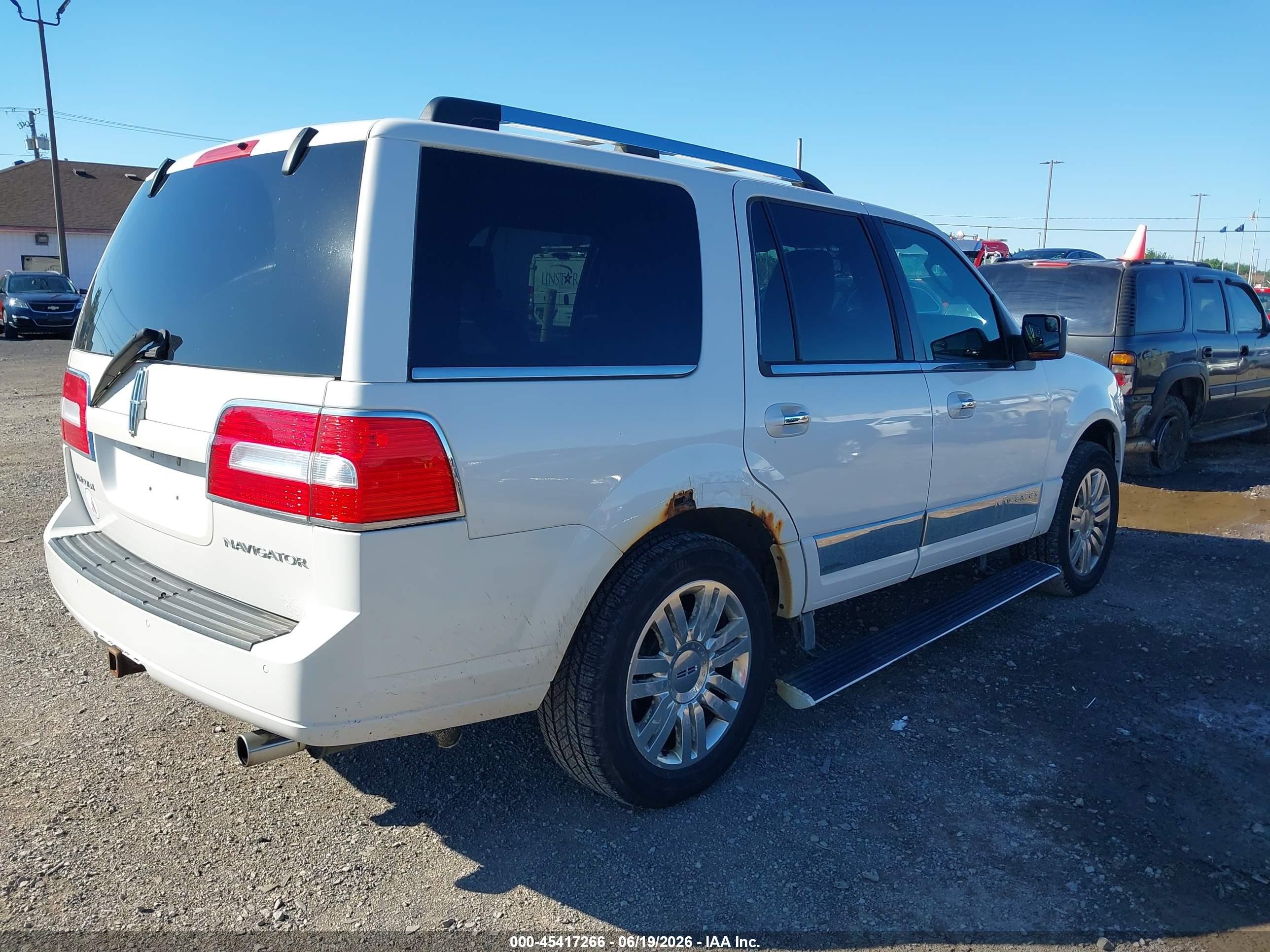2013 Lincoln Navigator   White vin: 5LMJJ2J57DEL05651