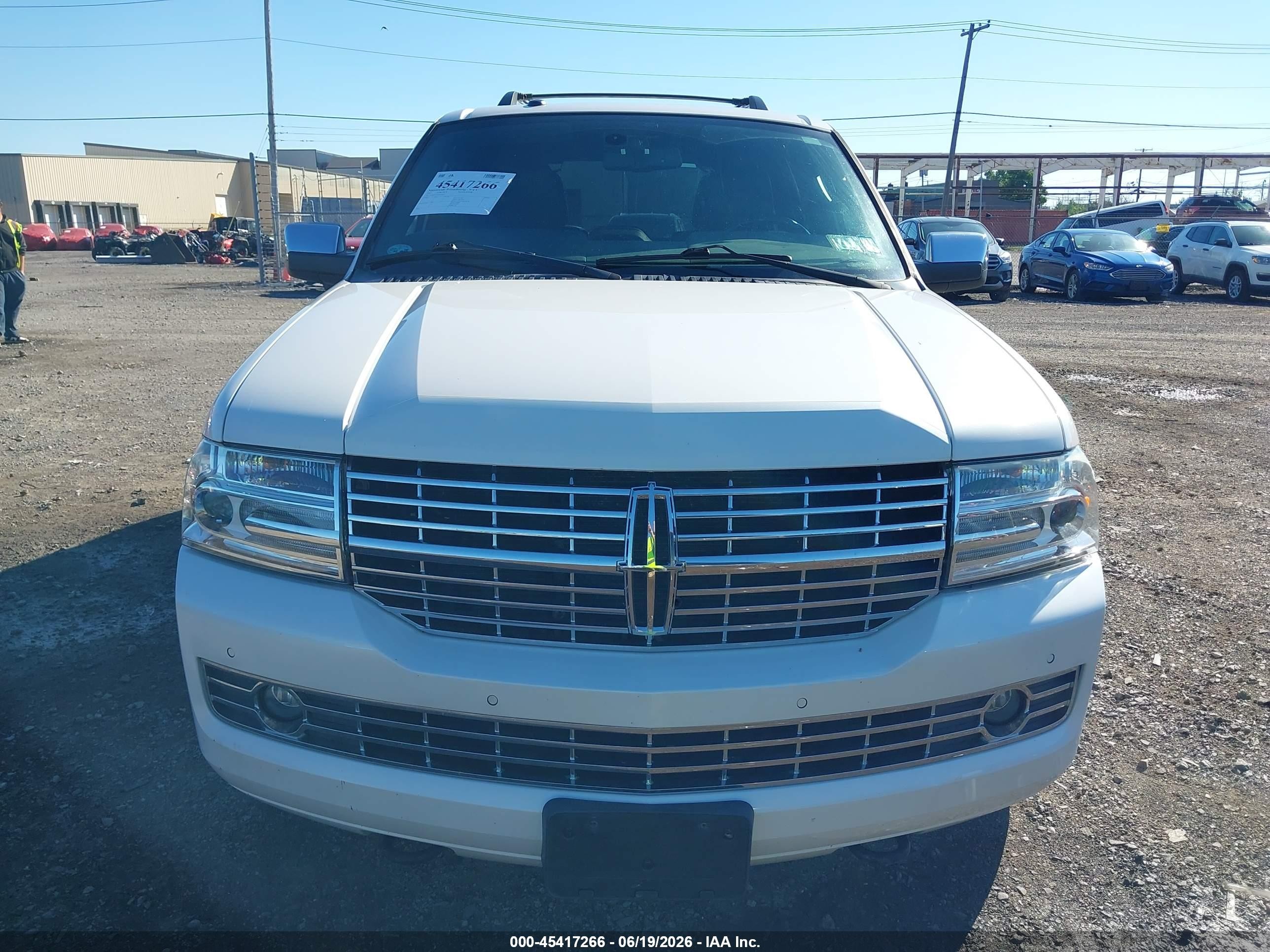 2013 Lincoln Navigator   White vin: 5LMJJ2J57DEL05651