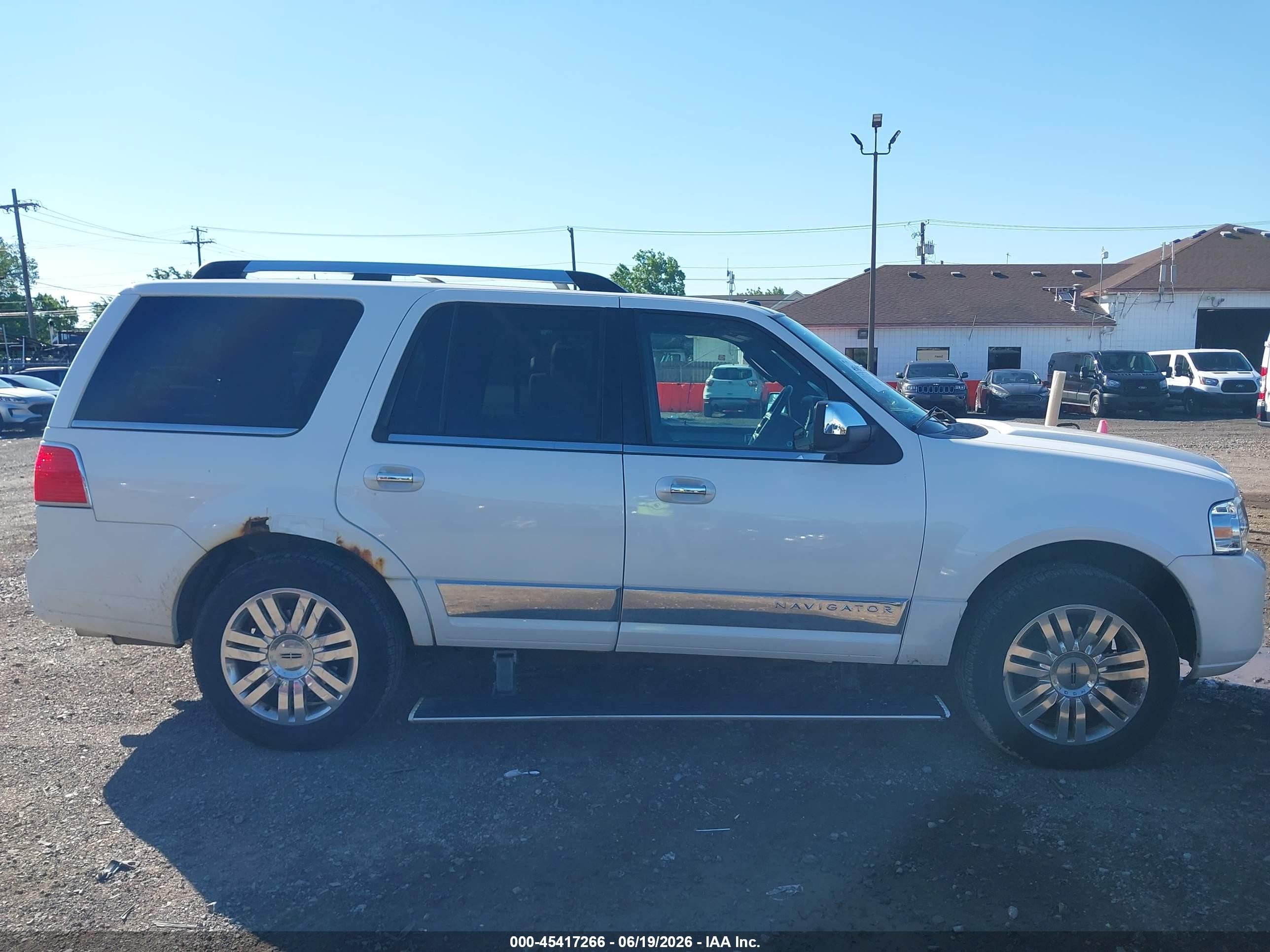 2013 Lincoln Navigator   White vin: 5LMJJ2J57DEL05651