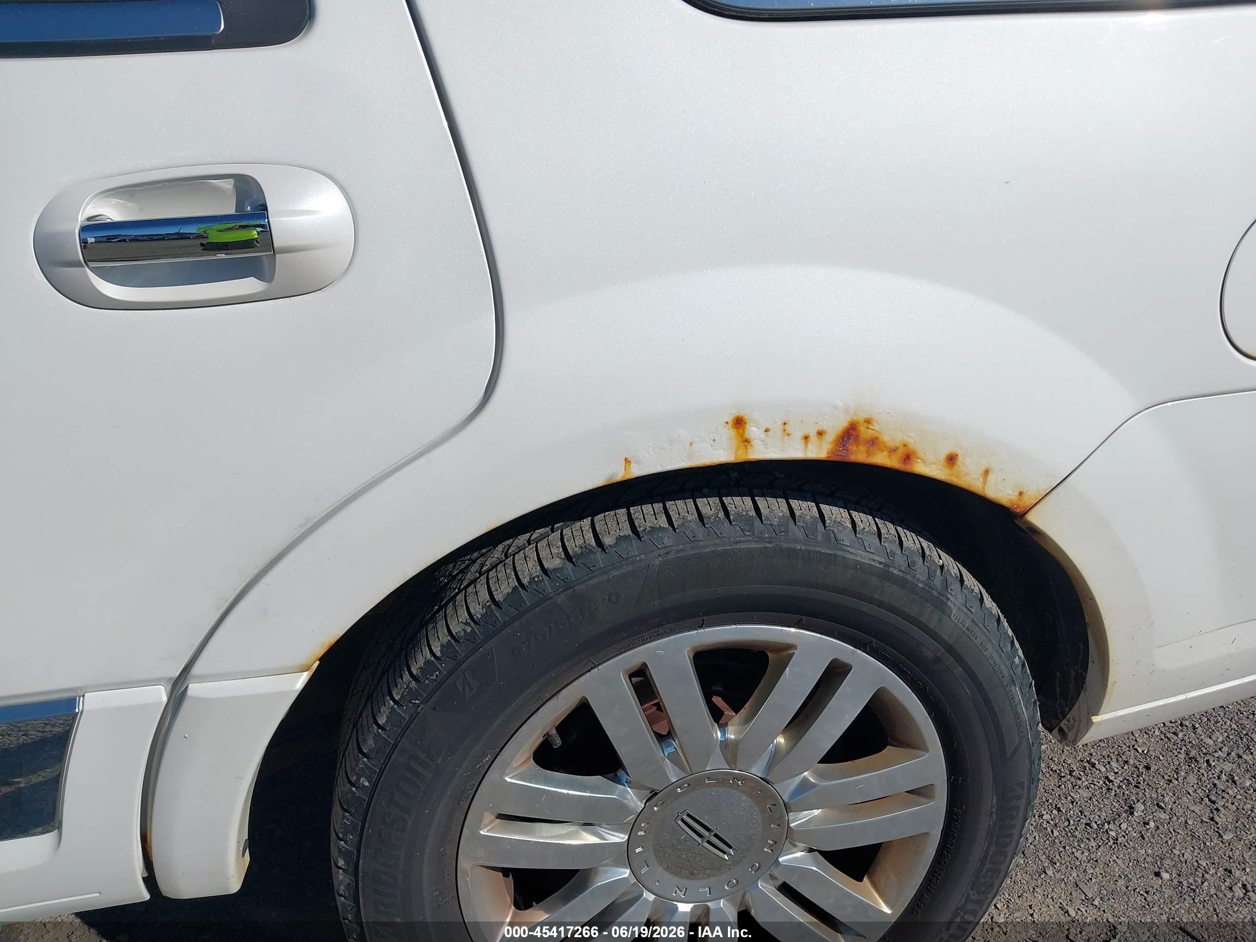 2013 Lincoln Navigator   White vin: 5LMJJ2J57DEL05651